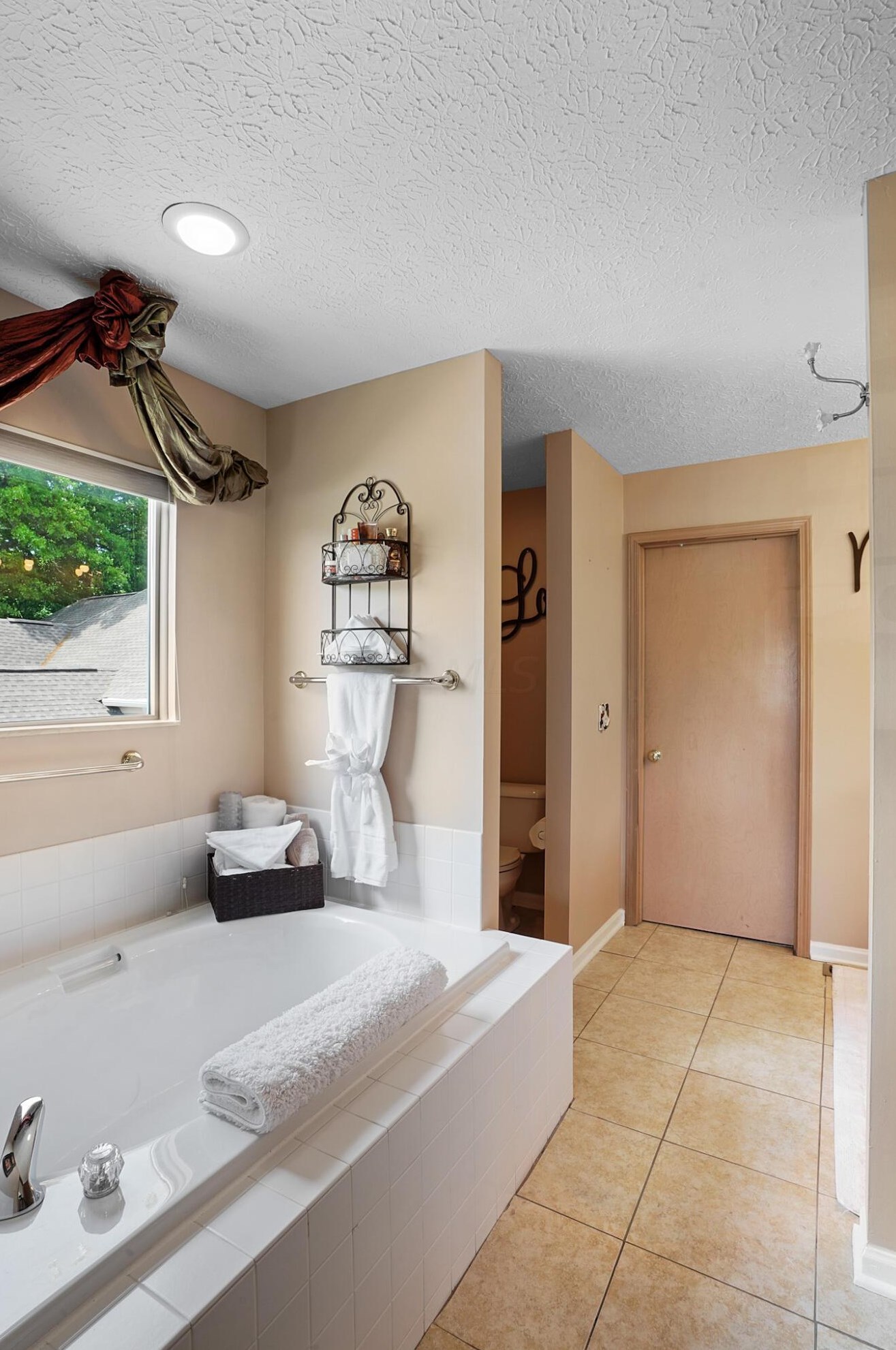 216 Ashley Ct, Columbus OH 43230-6250 exterior