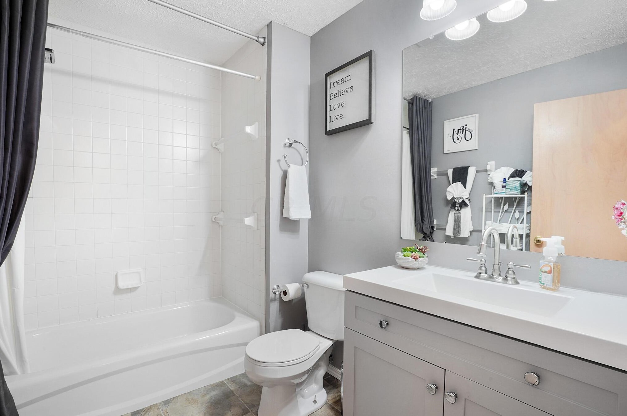 216 Ashley Ct, Columbus OH 43230-6250 exterior