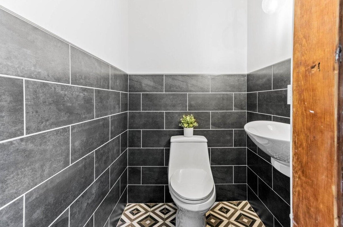 216 Monroe Ave, Columbus OH 43203-1444 exterior