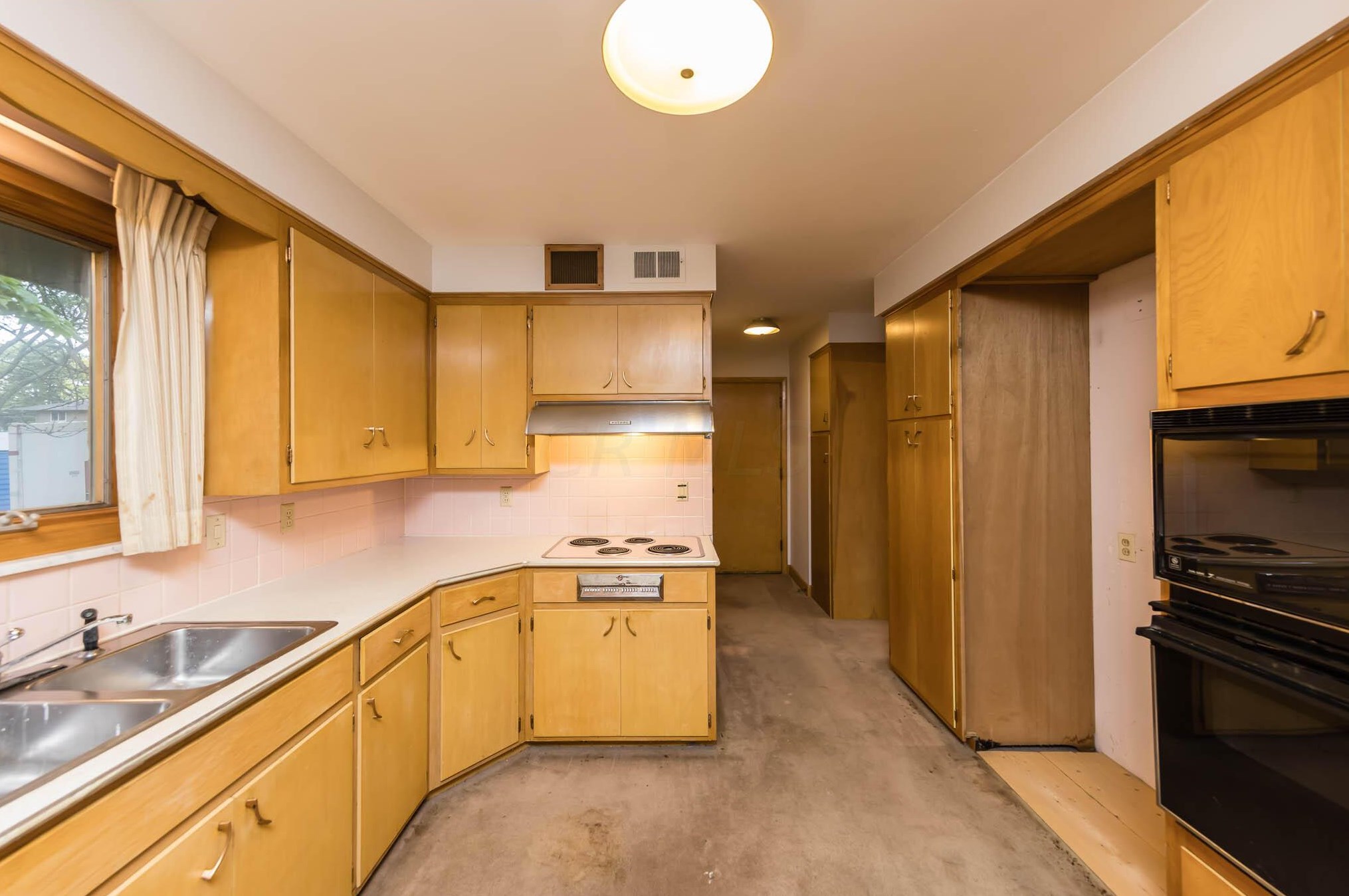 3800 Chevington Rd, Columbus OH 43220-4717 exterior