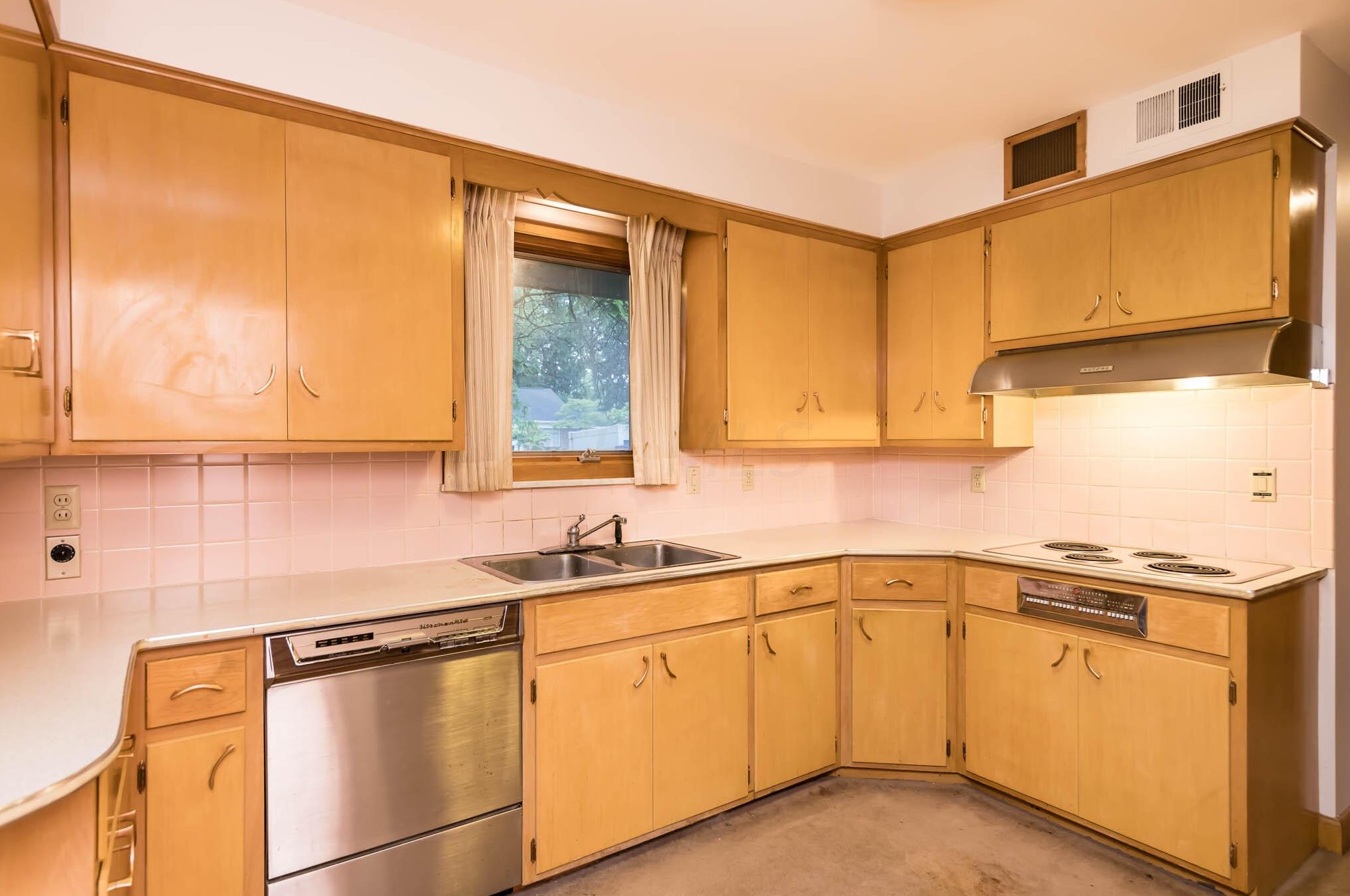 3800 Chevington Rd, Columbus OH 43220-4717 exterior