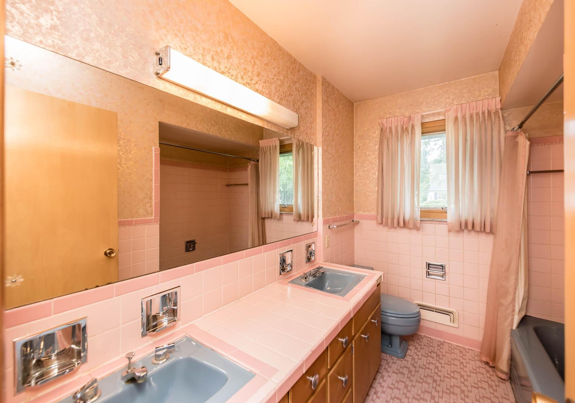 3800 Chevington Rd, Columbus OH 43220-4717 exterior