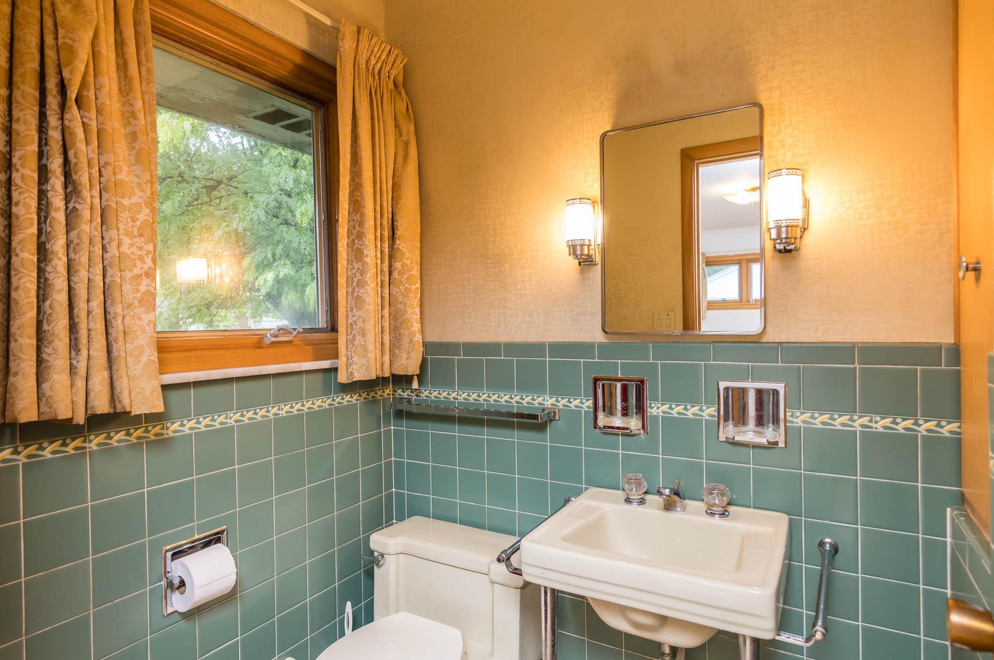 3800 Chevington Rd, Columbus OH 43220-4717 exterior