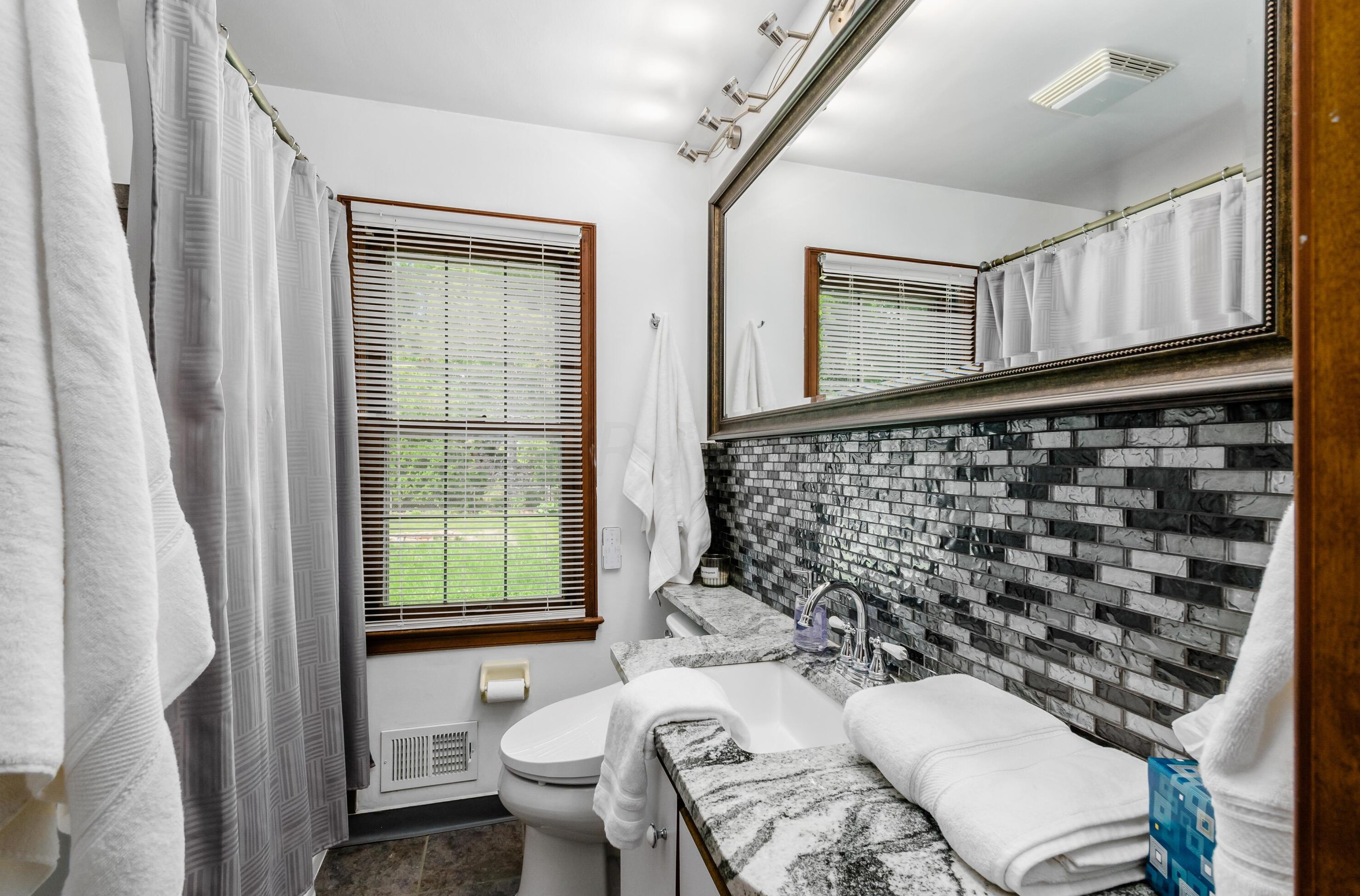 572 Clinton Hts Ave, Columbus OH 43202-1318 exterior