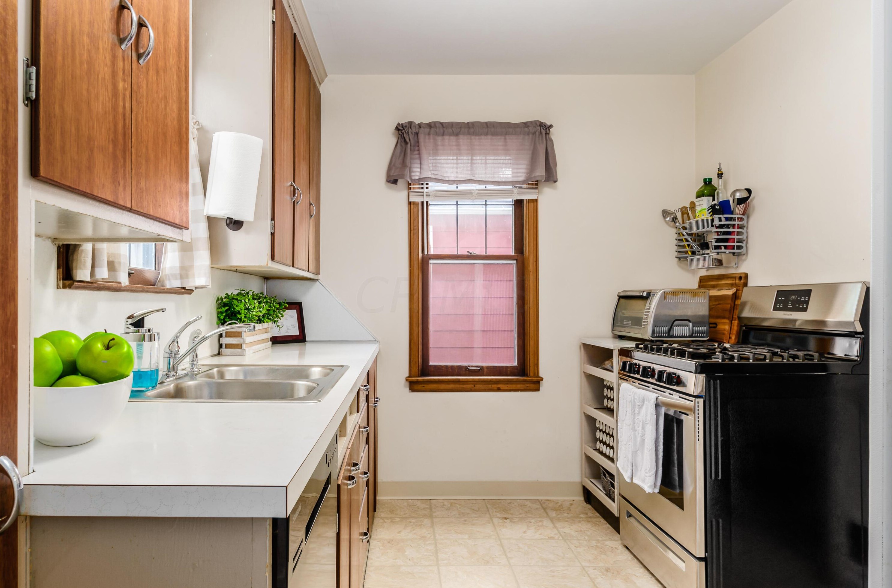 572 Clinton Hts Ave, Columbus OH 43202-1318 exterior