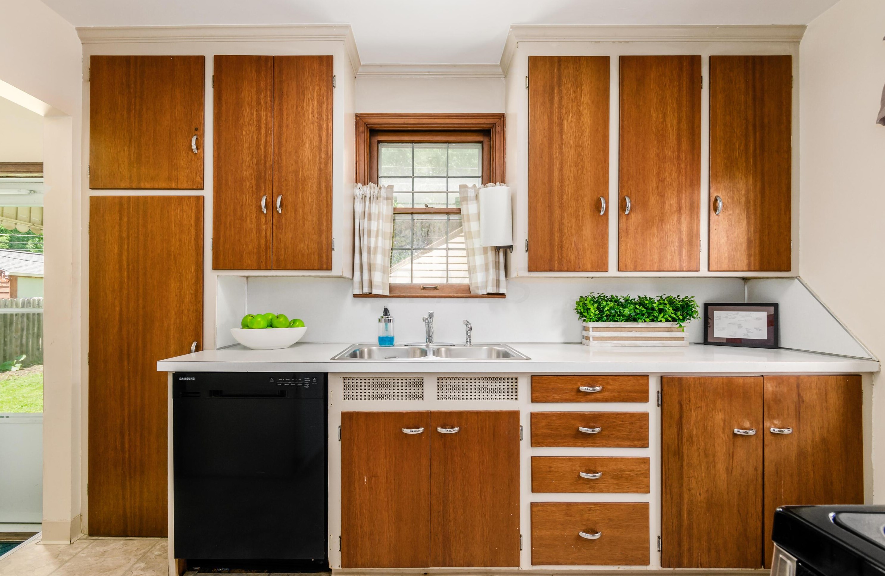 572 Clinton Hts Ave, Columbus OH 43202-1318 exterior