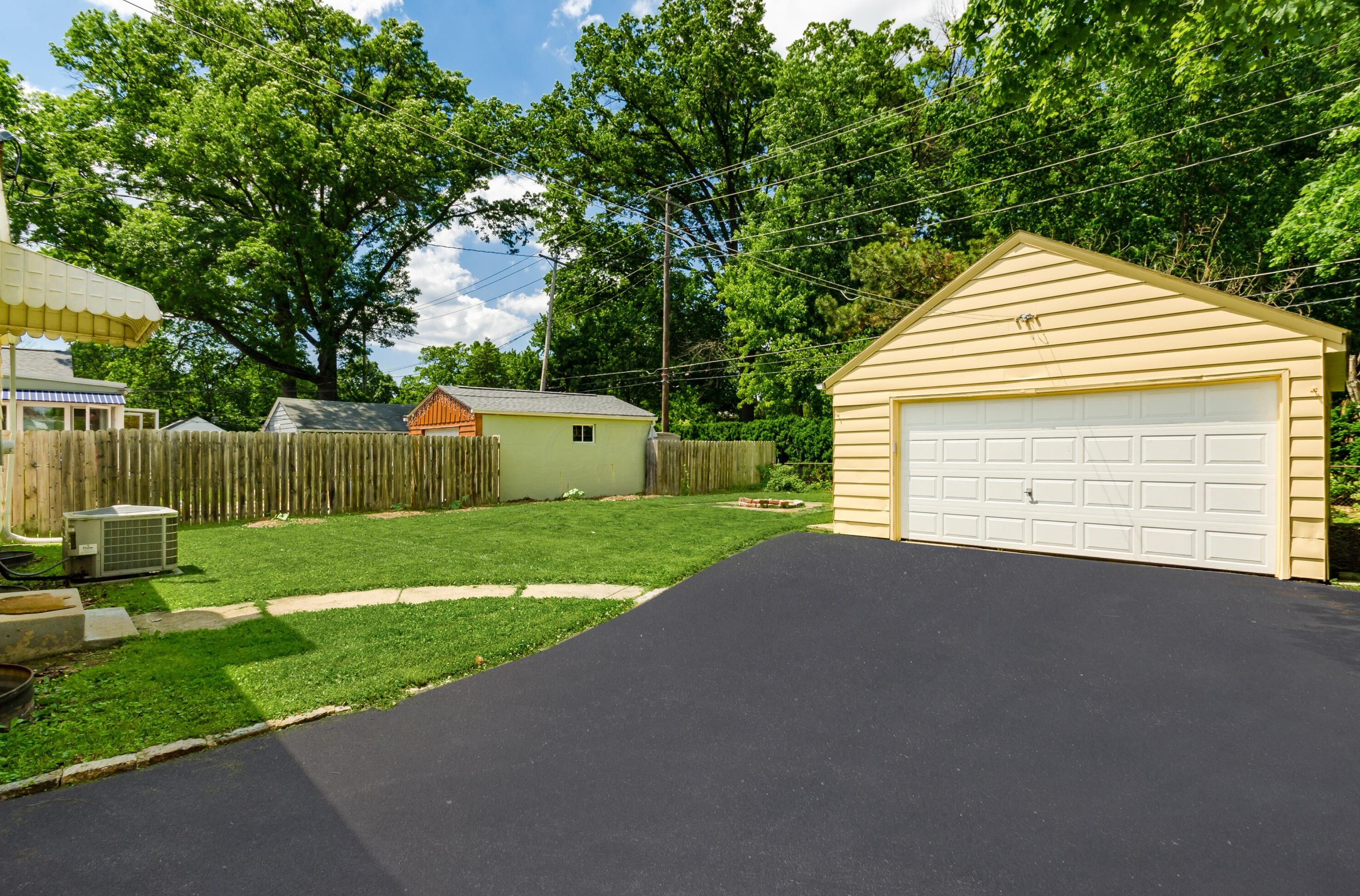 572 Clinton Hts Ave, Columbus OH 43202-1318 exterior