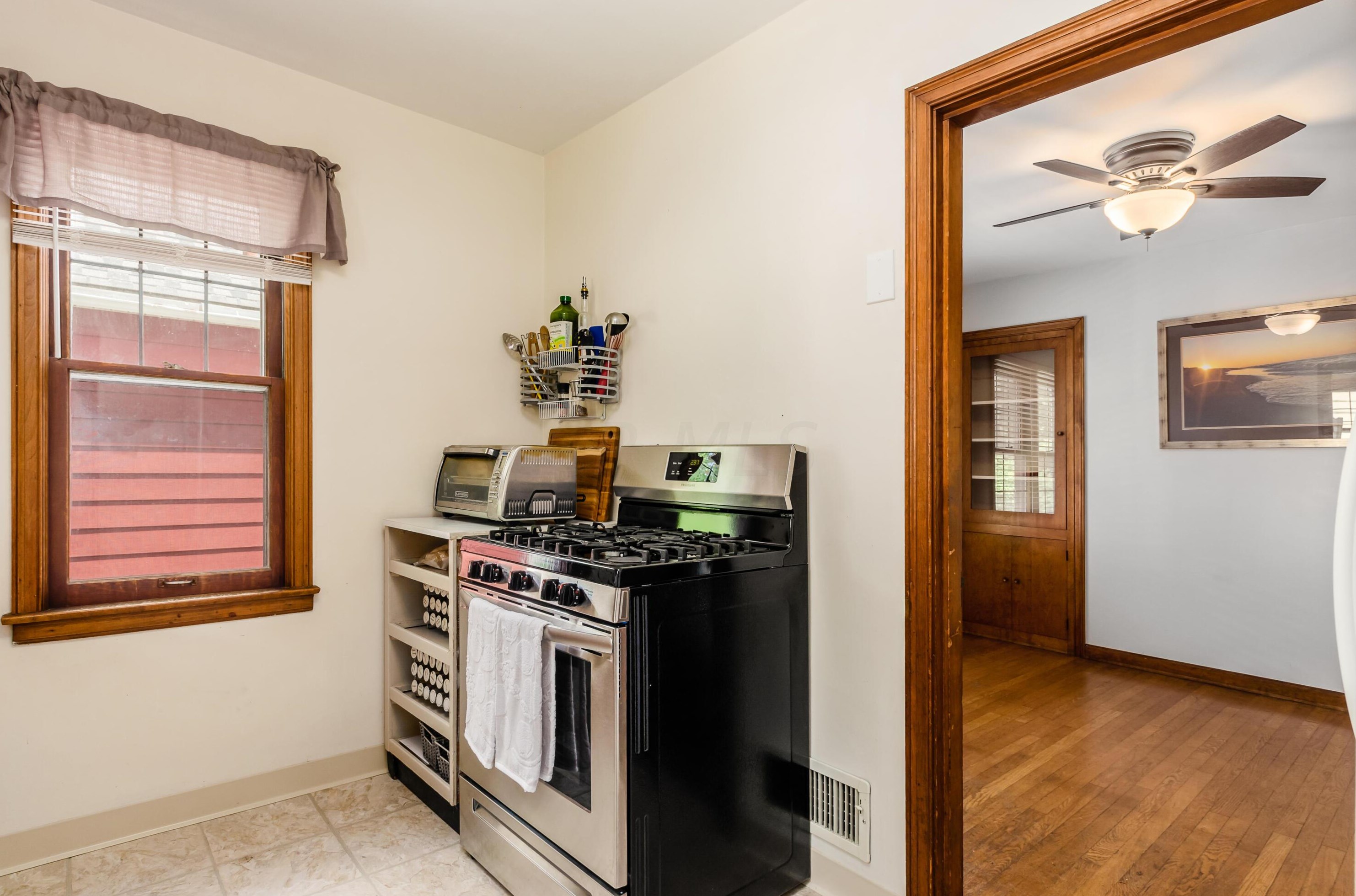 572 Clinton Hts Ave, Columbus OH 43202-1318 exterior