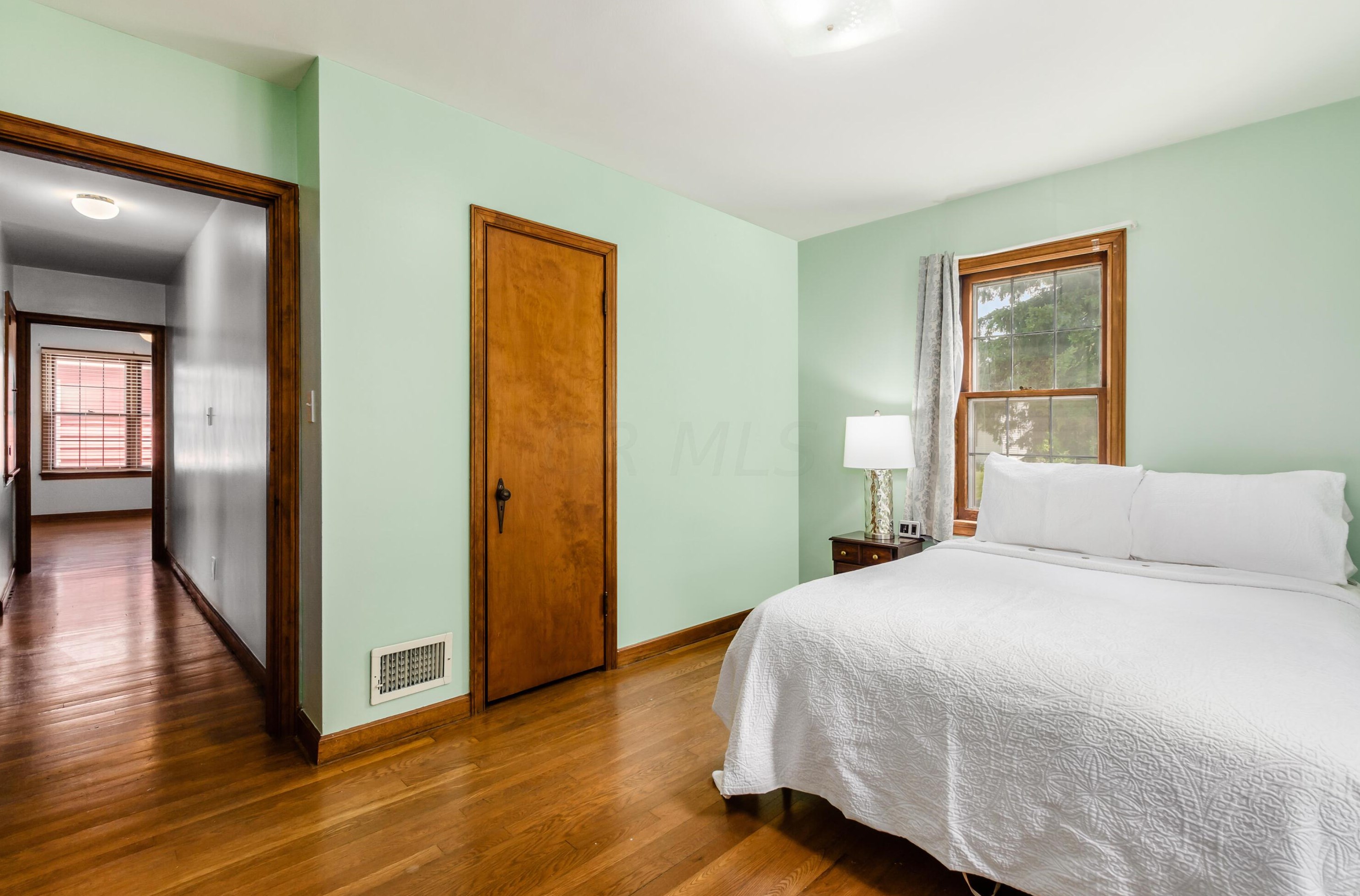 572 Clinton Hts Ave, Columbus OH 43202-1318 exterior