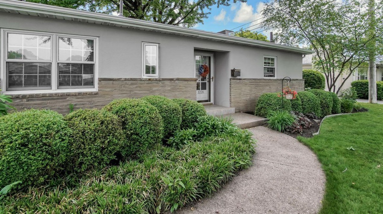 3226 Somerford Rd, Columbus, OH 43221-1944