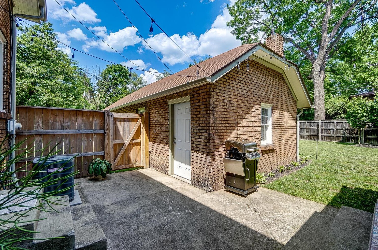 1885 Bryden Rd, Columbus OH 43205-2259 exterior