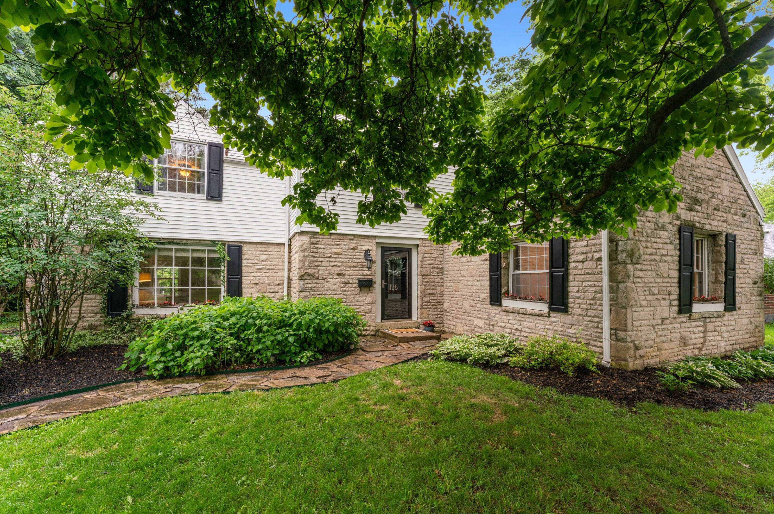 128 Kellner Rd, Columbus, OH 43209-1529