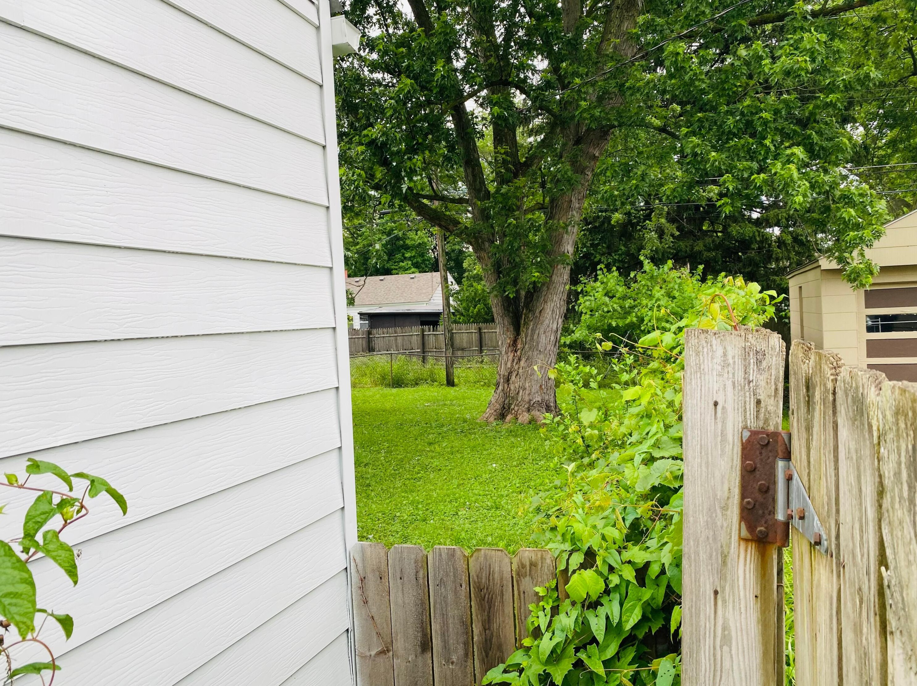 1076 Ashburton Rd, Columbus OH  43227-1031 exterior