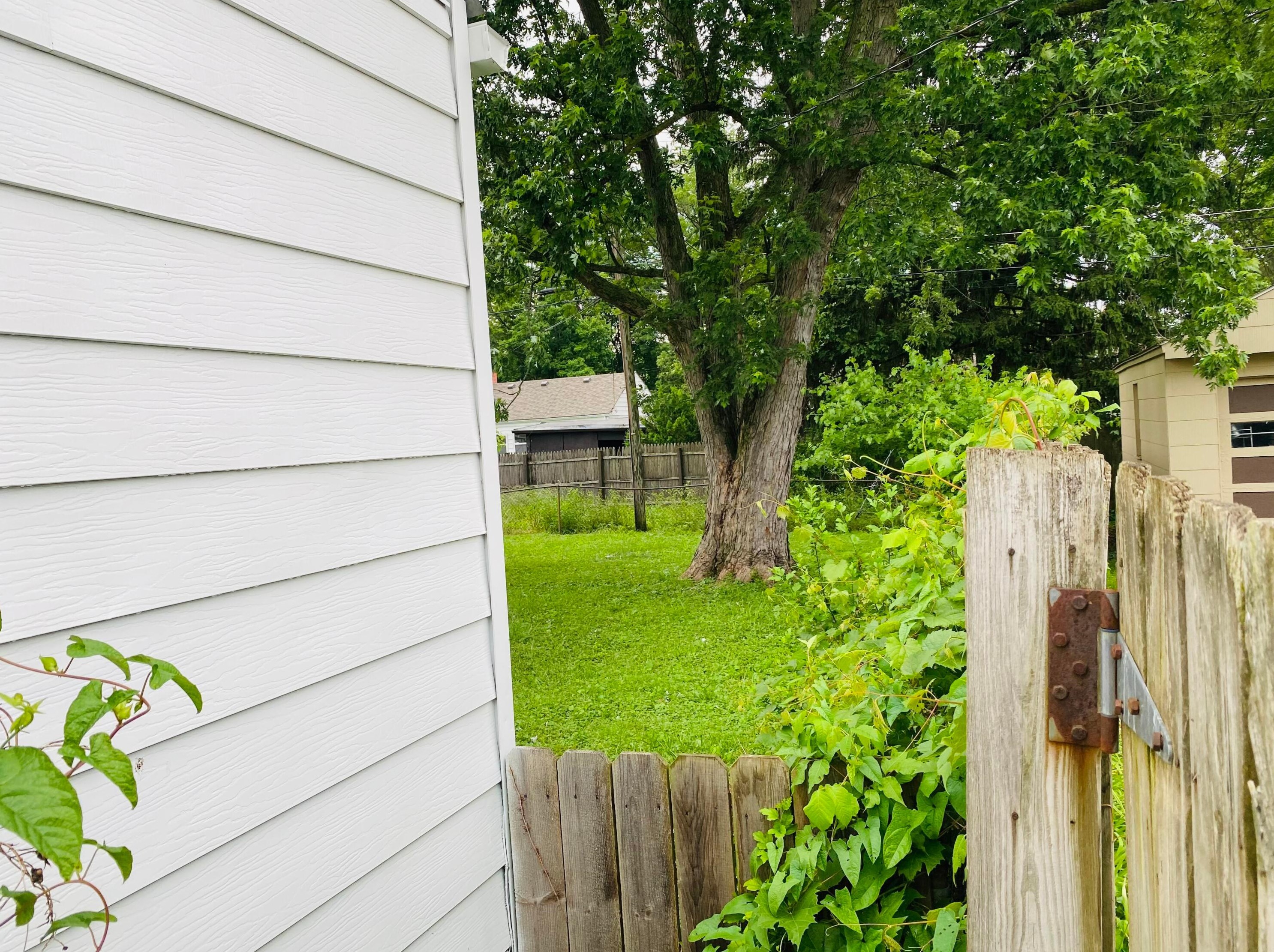 1076 Ashburton Rd, Columbus OH  43227-1031 exterior