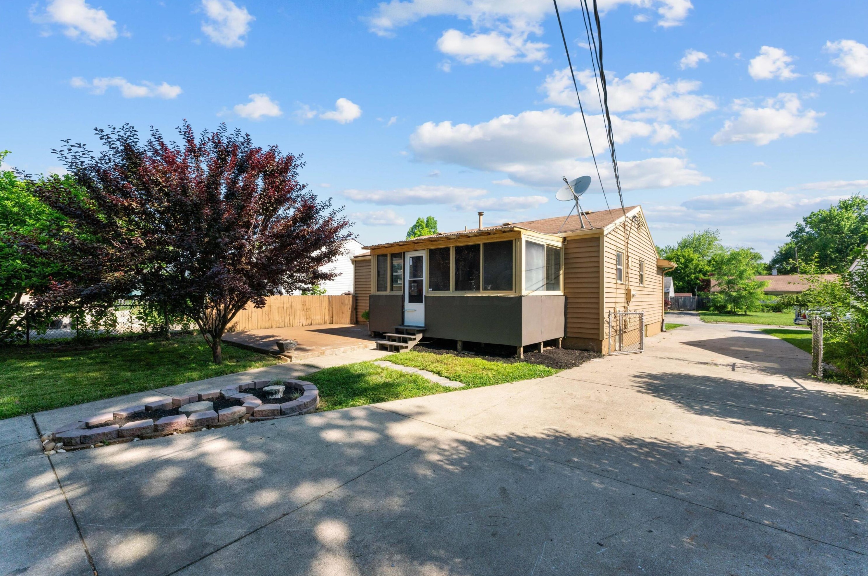 1061 Strimple Ave, Columbus OH 43229-5046 exterior