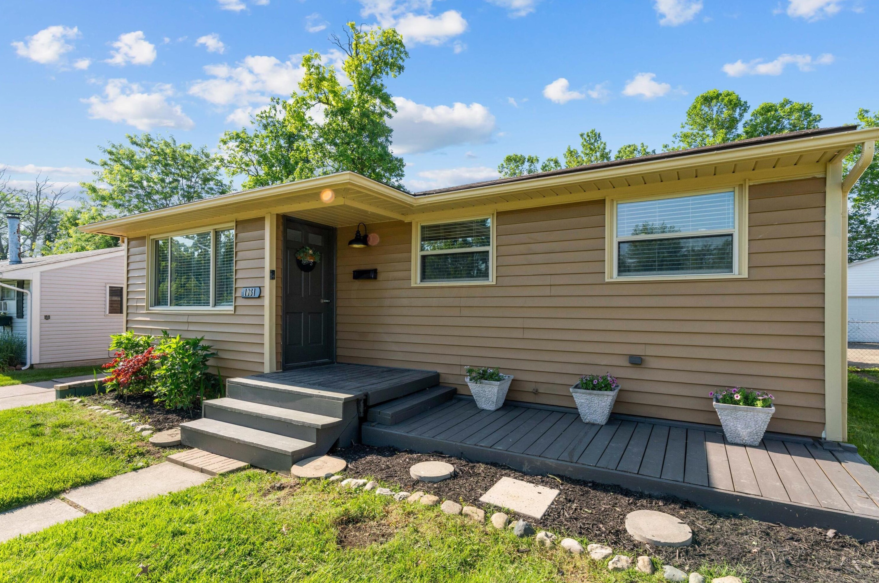 1061 Strimple Ave, Columbus, OH 43229-5046
