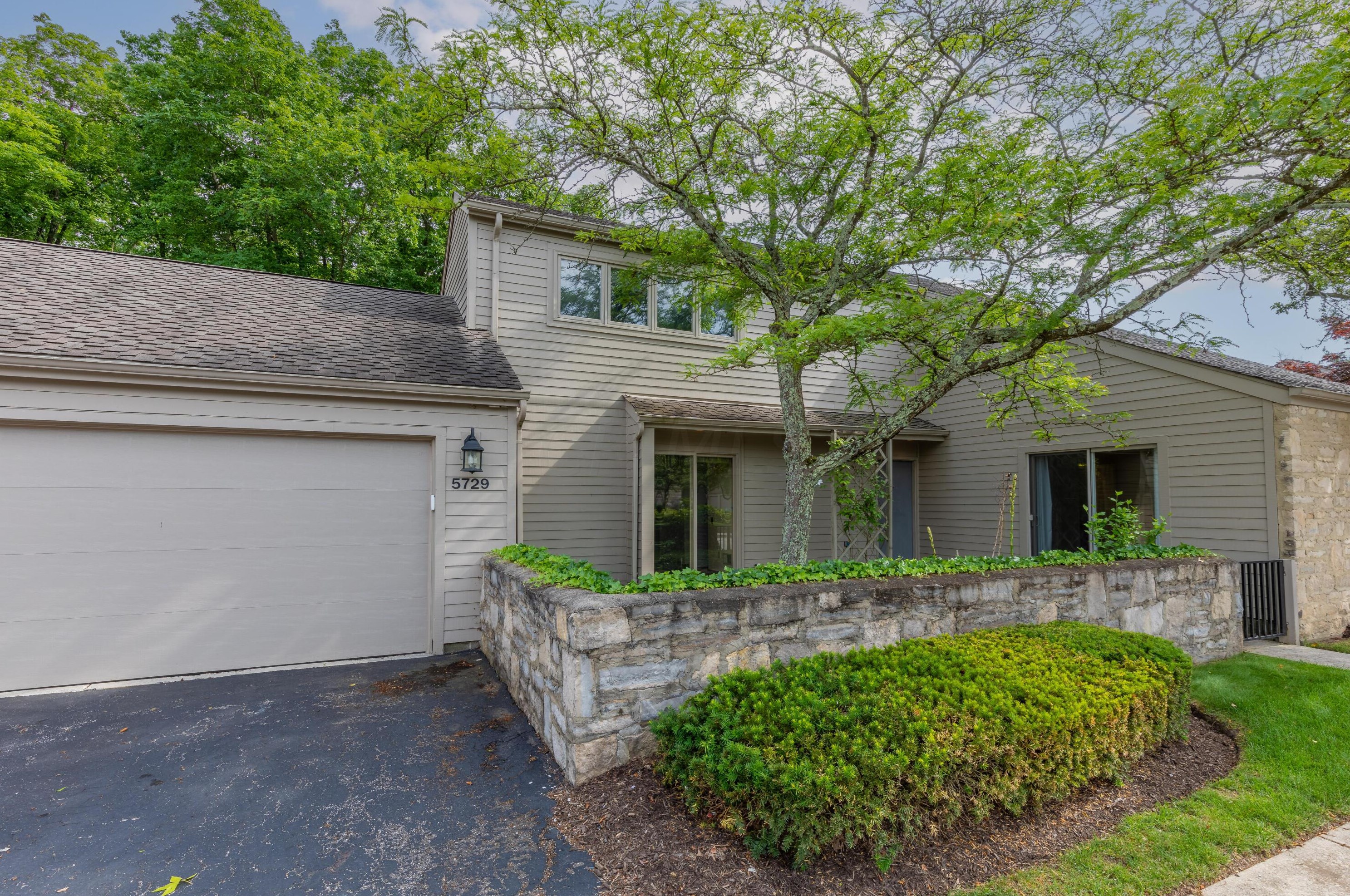 5729 Strathmore Ln, Dublin, OH 43017-8554