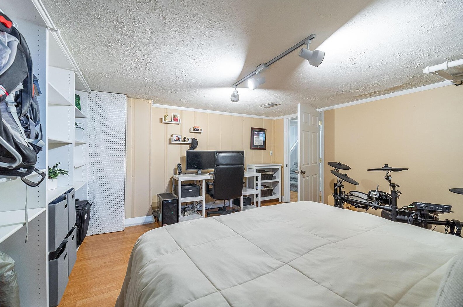 1933 Zollinger Rd, Columbus OH 43221-1953 exterior