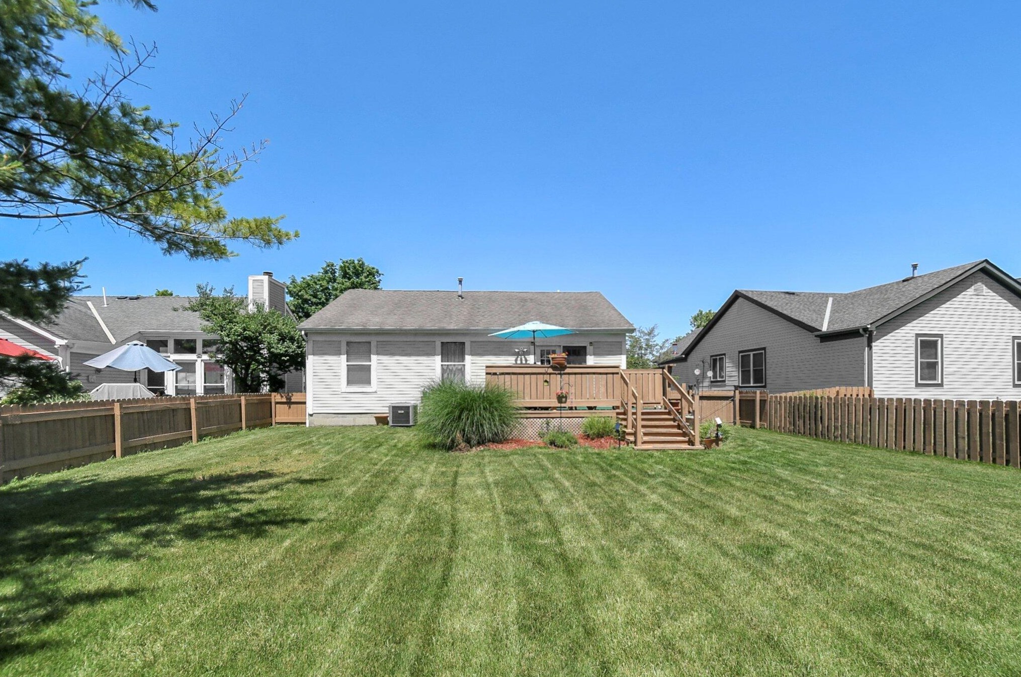 5574 Marita Ln, Columbus OH 43235-7120 exterior