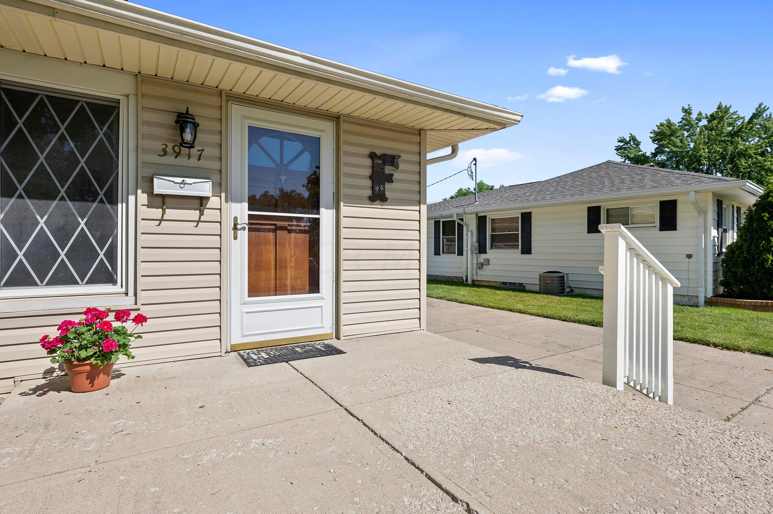 3917 Security Dr, Darbydale, OH 43123-2830