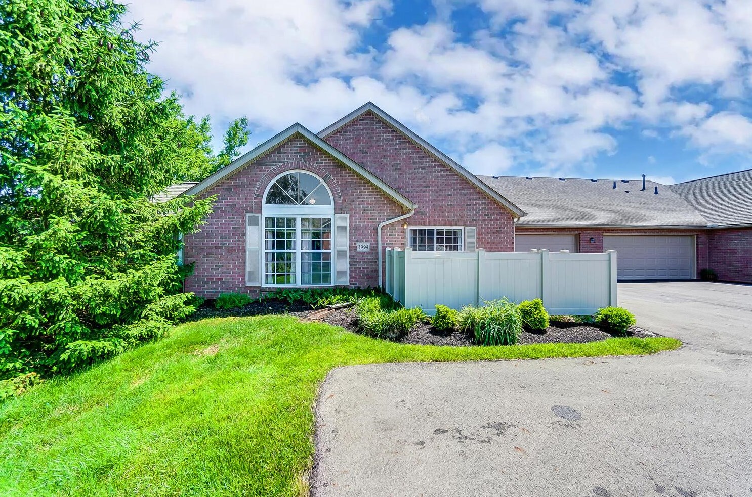 3994 Silvaner Dr, Columbus, OH 43230-6418