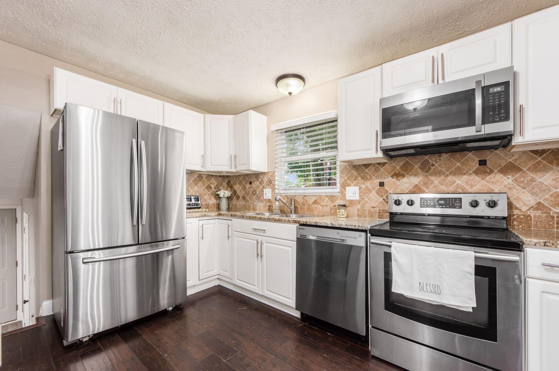 3243 Valleywood Dr, Columbus OH 43223-3539 exterior