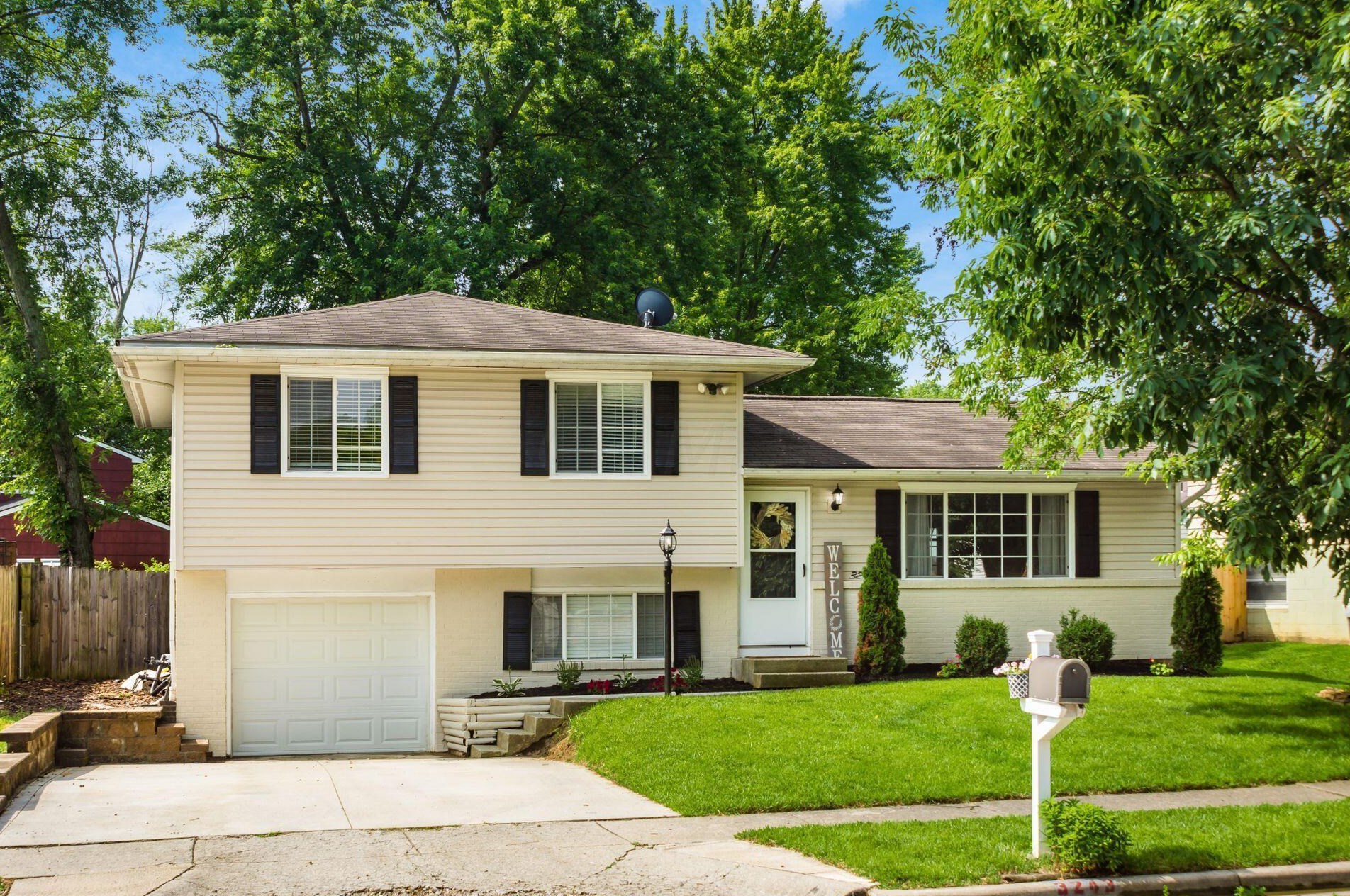 3243 Valleywood Dr, Columbus, OH 43223-3570