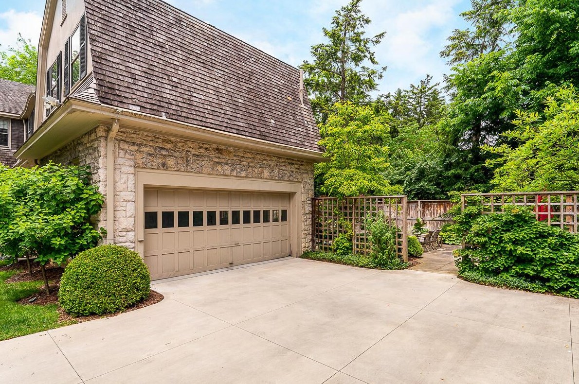 102 Parkview Ave, Columbus OH 43209-1011 exterior