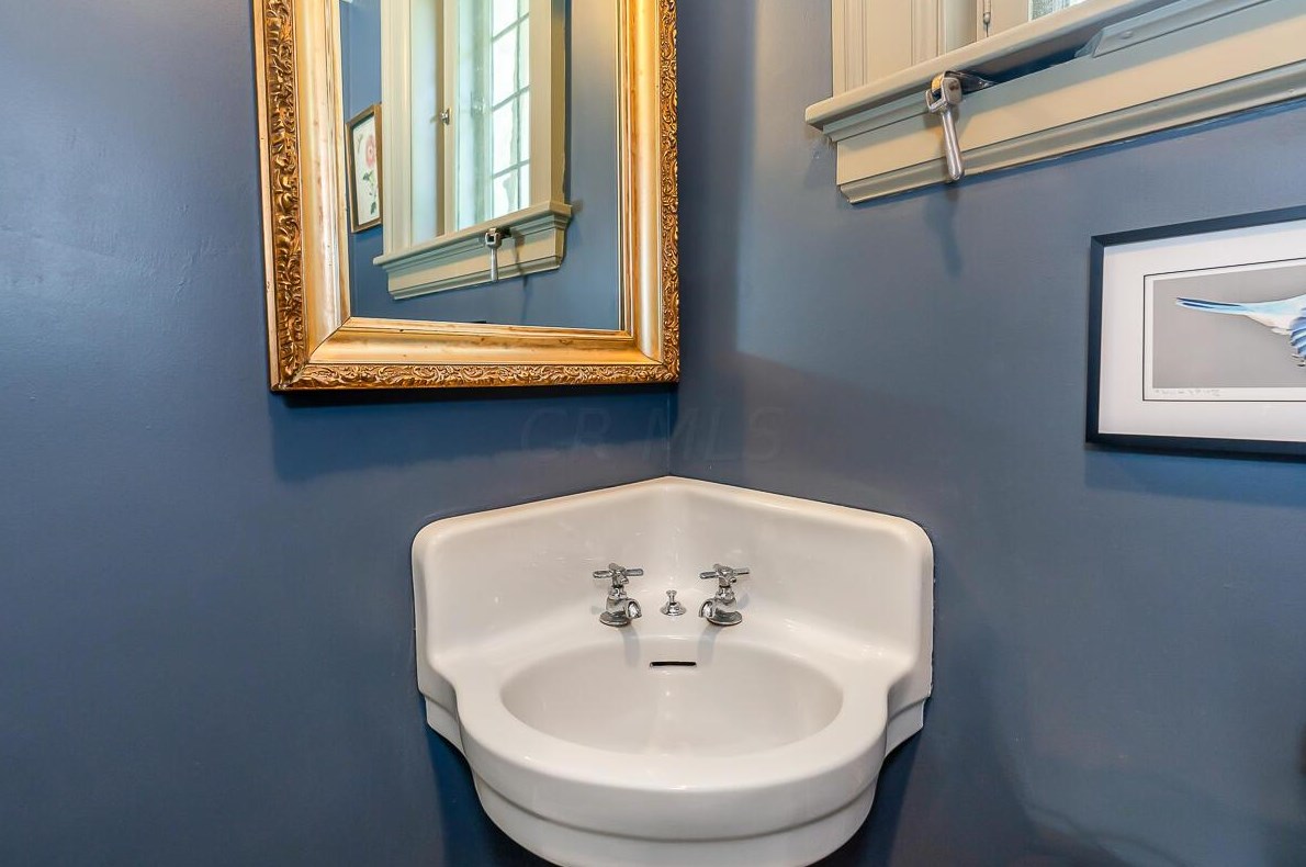 102 Parkview Ave, Columbus OH 43209-1011 exterior