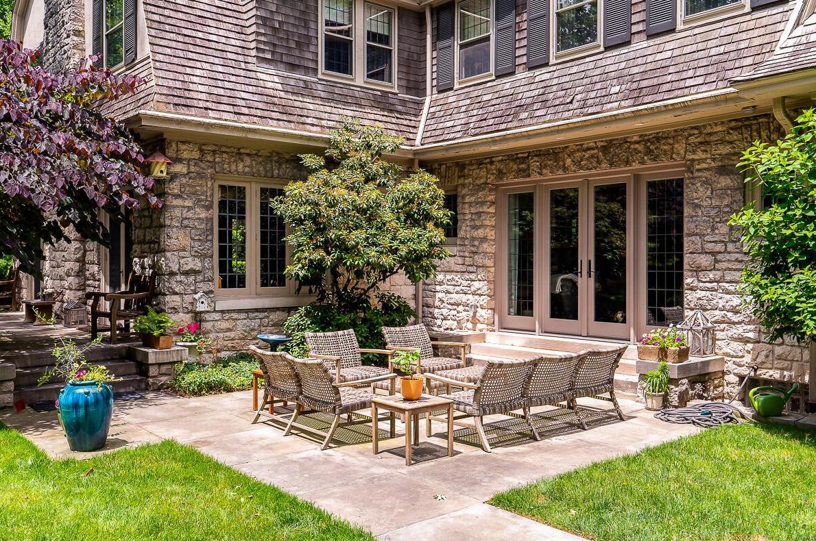 102 Parkview Ave, Columbus OH 43209-1011 exterior