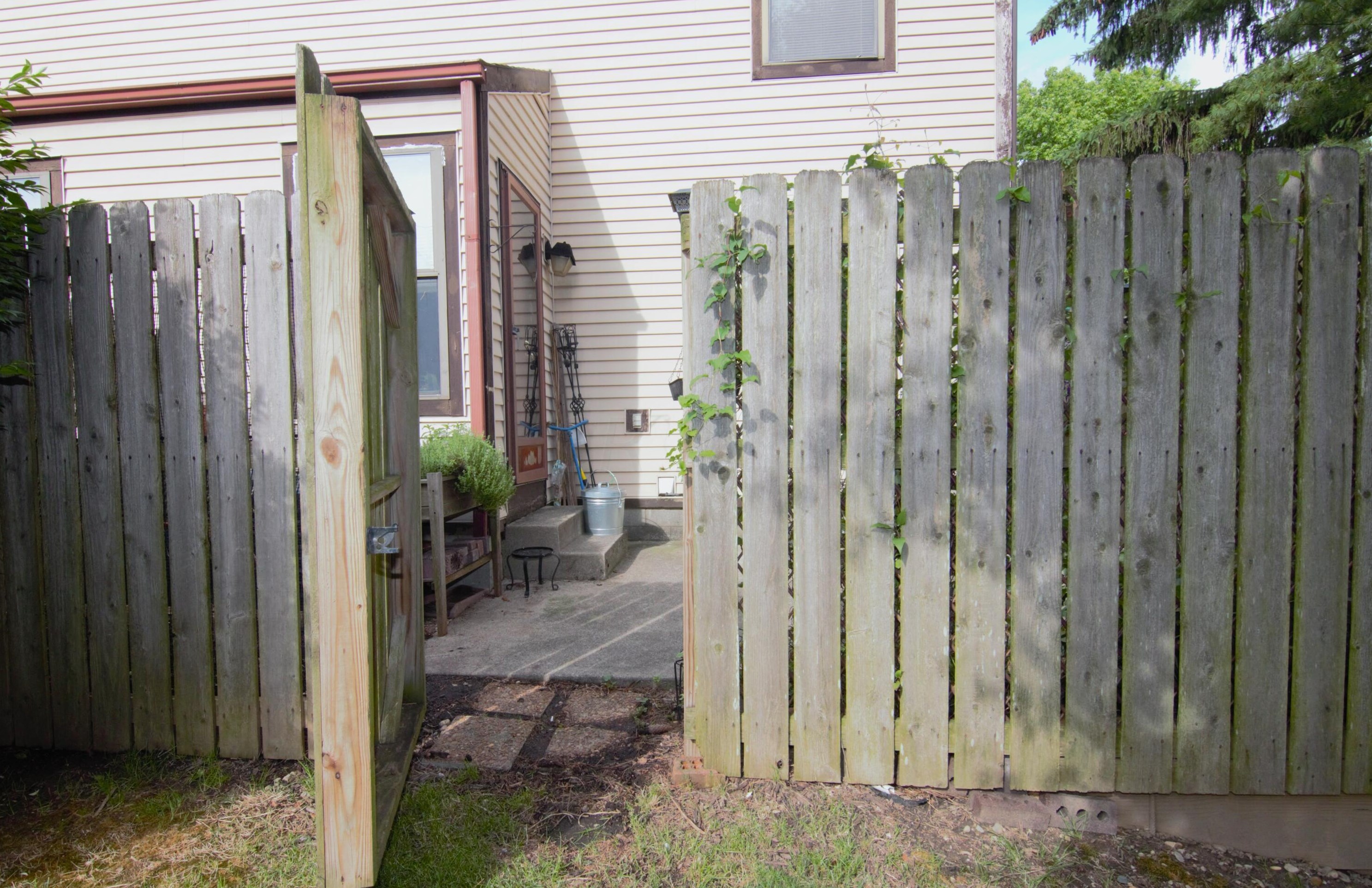 2287 Laurelwood Dr, Columbus OH 43229-9602 exterior