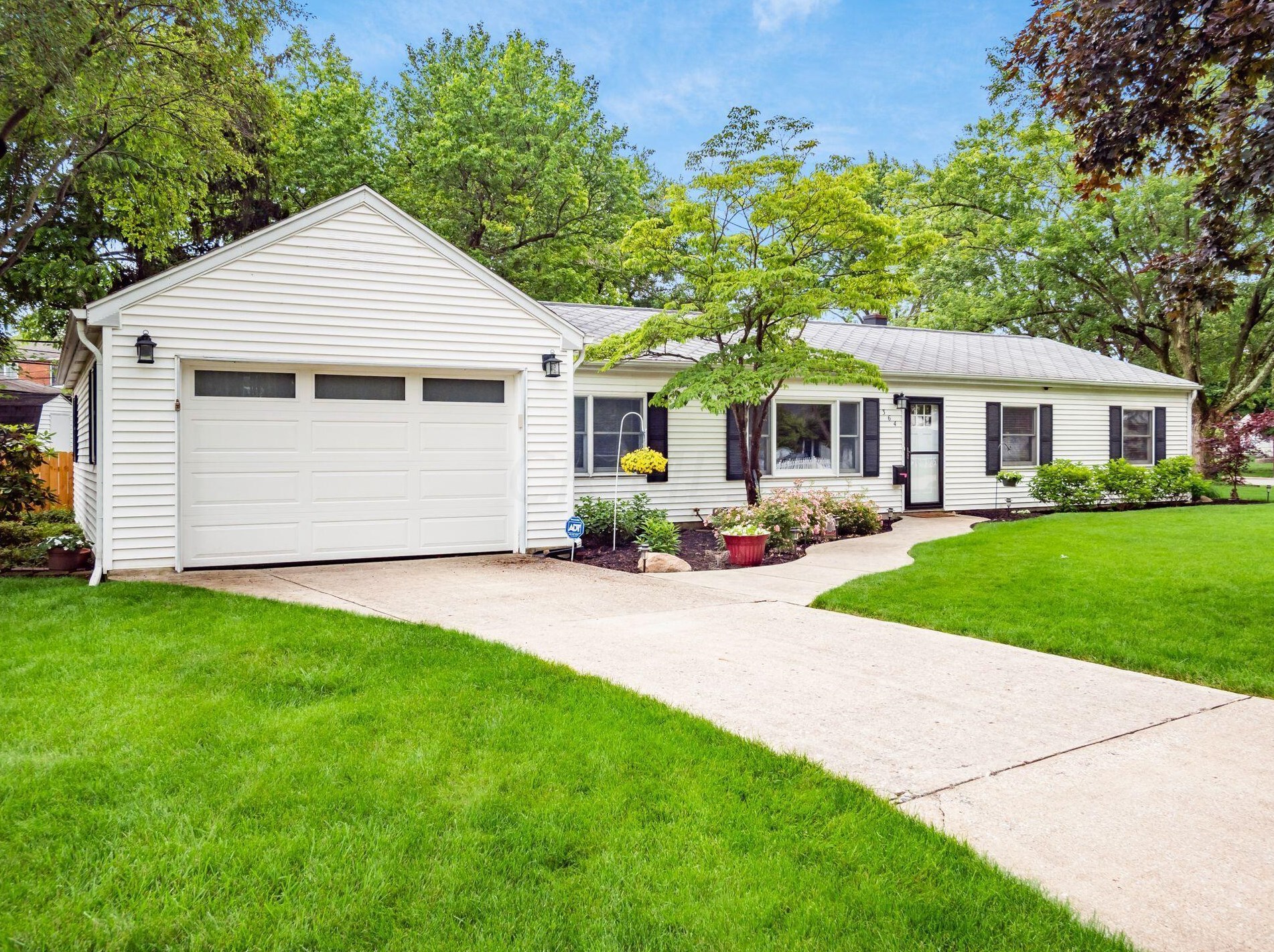 364 Pineview Dr, Columbus, OH 43213-2337