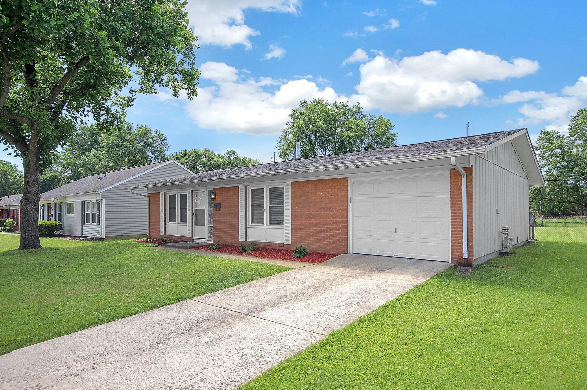 571 Daventry Ln, Columbus, OH 43230-2367