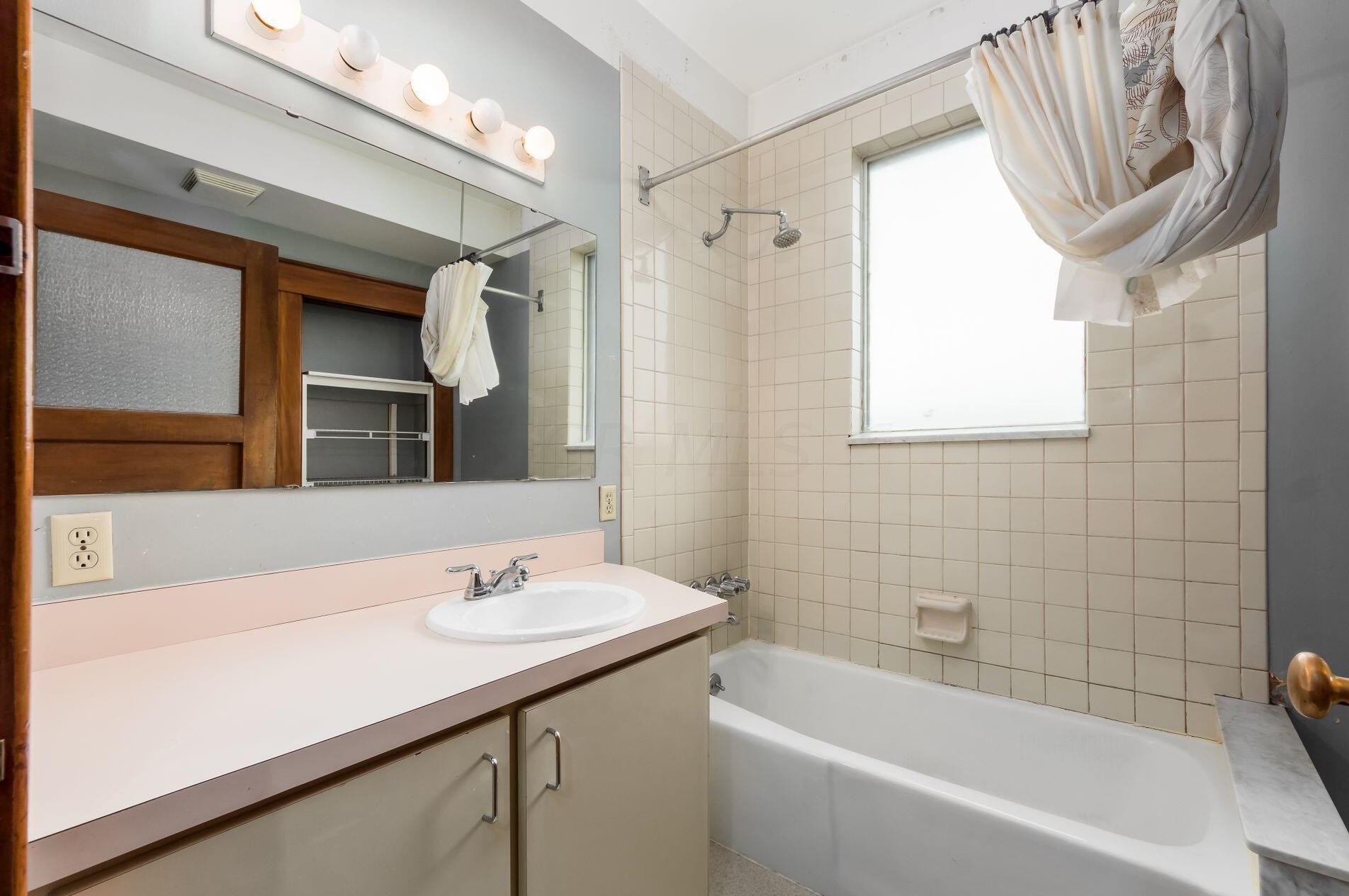 243 Hamilton Ave, Columbus OH 43203-2208 exterior