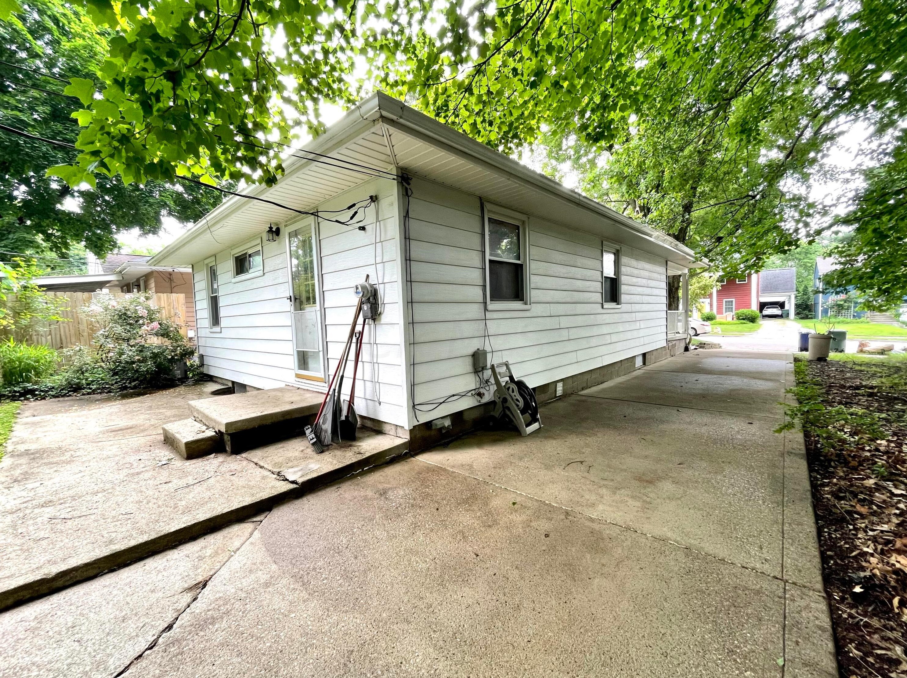 114 Chase Rd, Columbus OH 43214-1168 exterior