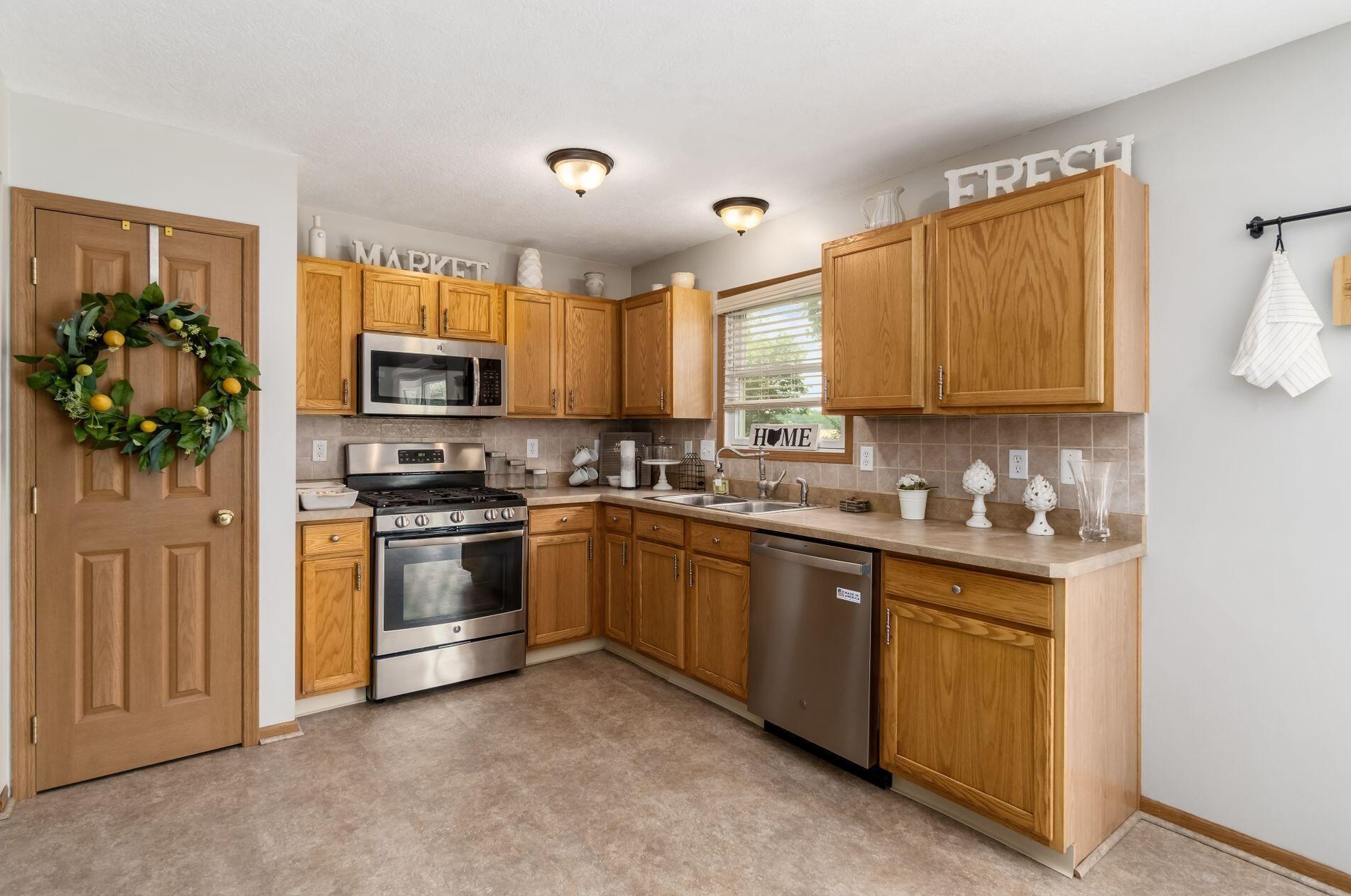 110 Richard Ave, Ashville OH  43103-9002 exterior