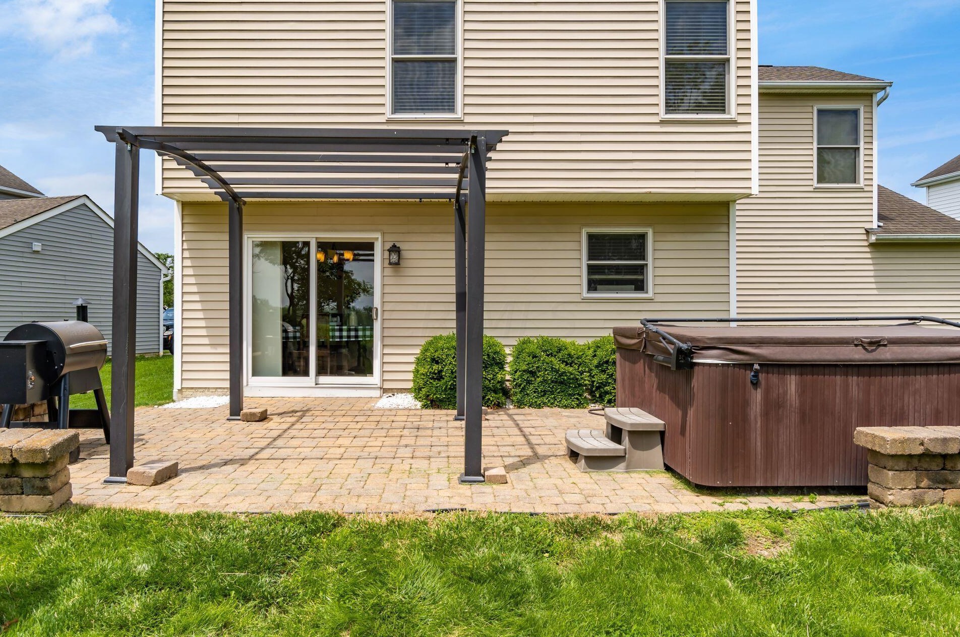 110 Richard Ave, Ashville OH  43103-9002 exterior