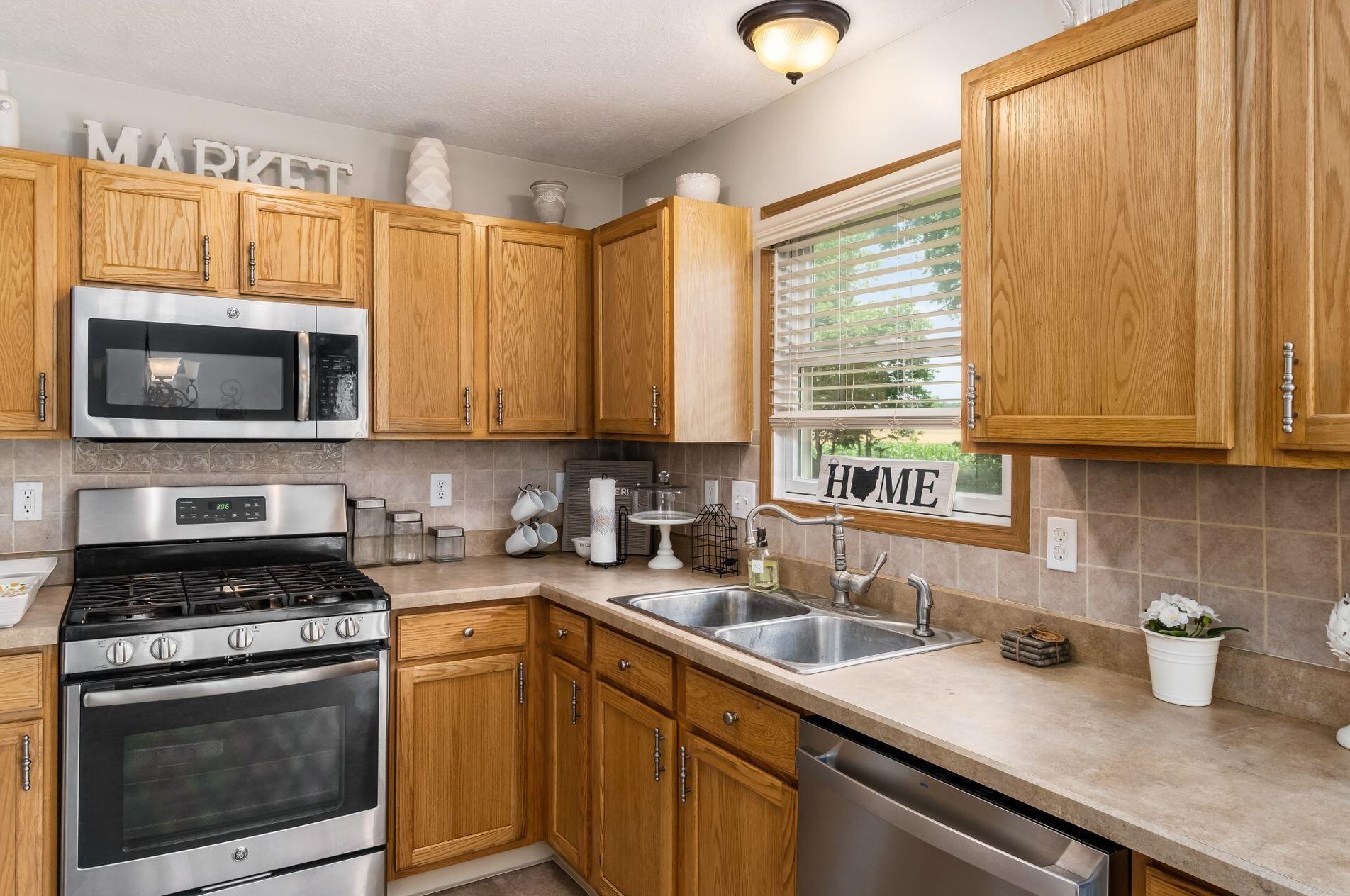 110 Richard Ave, Ashville OH  43103-9002 exterior