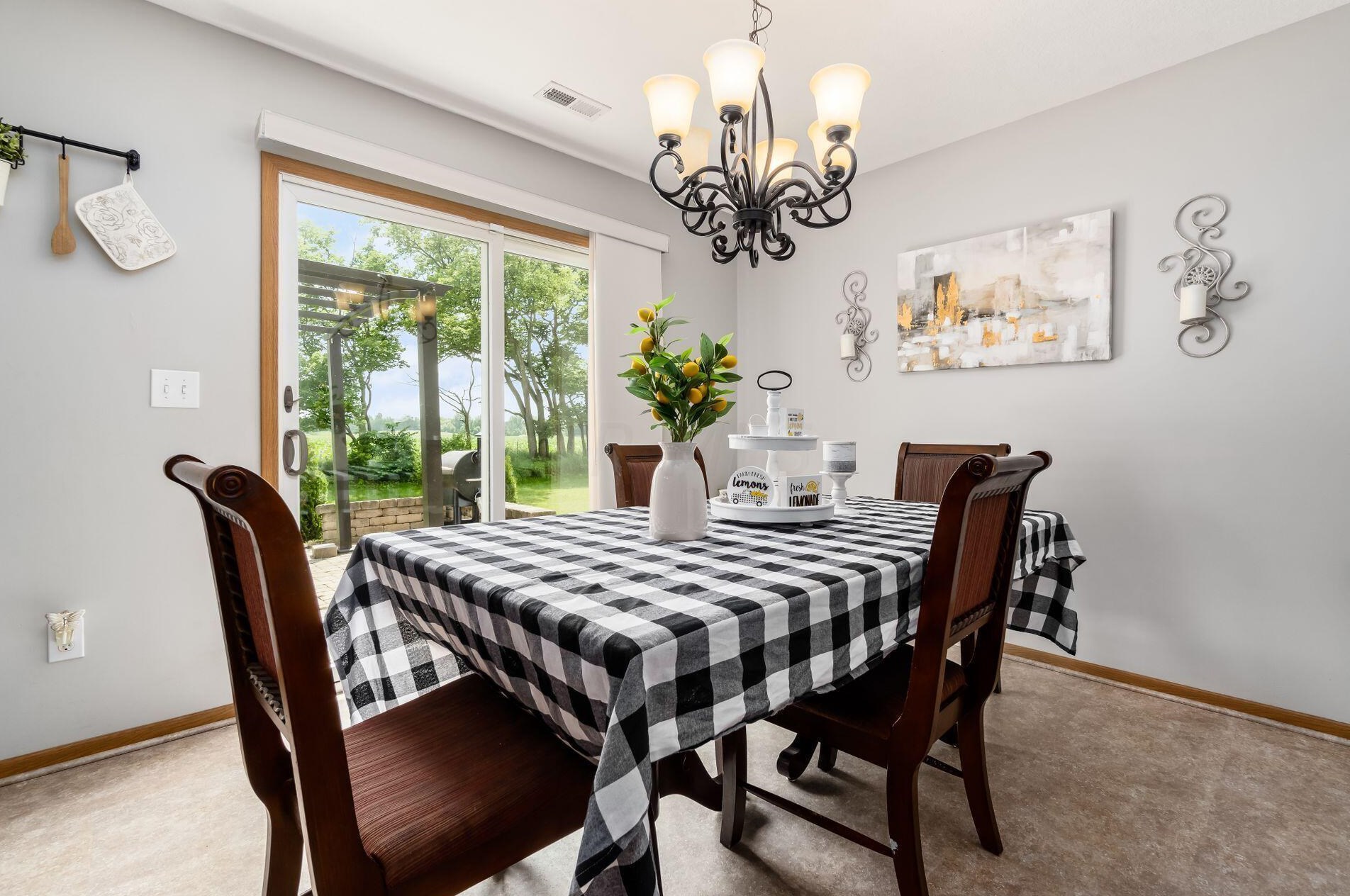 110 Richard Ave, Ashville OH  43103-9002 exterior