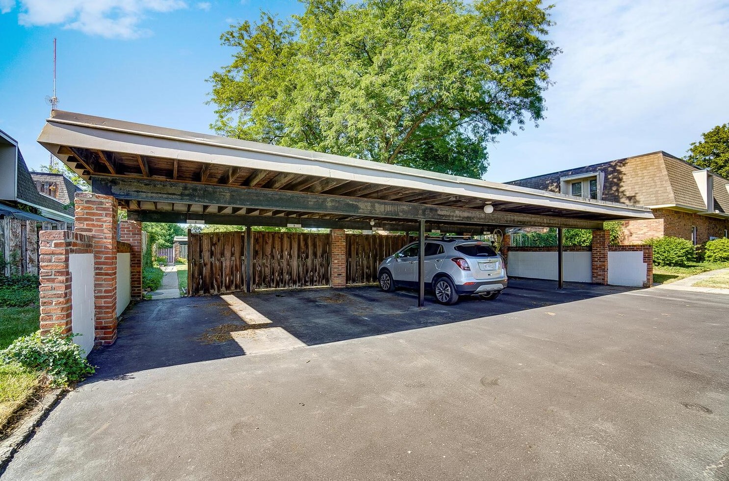 1539 Lafayette Dr, Columbus OH 43220-6826 exterior