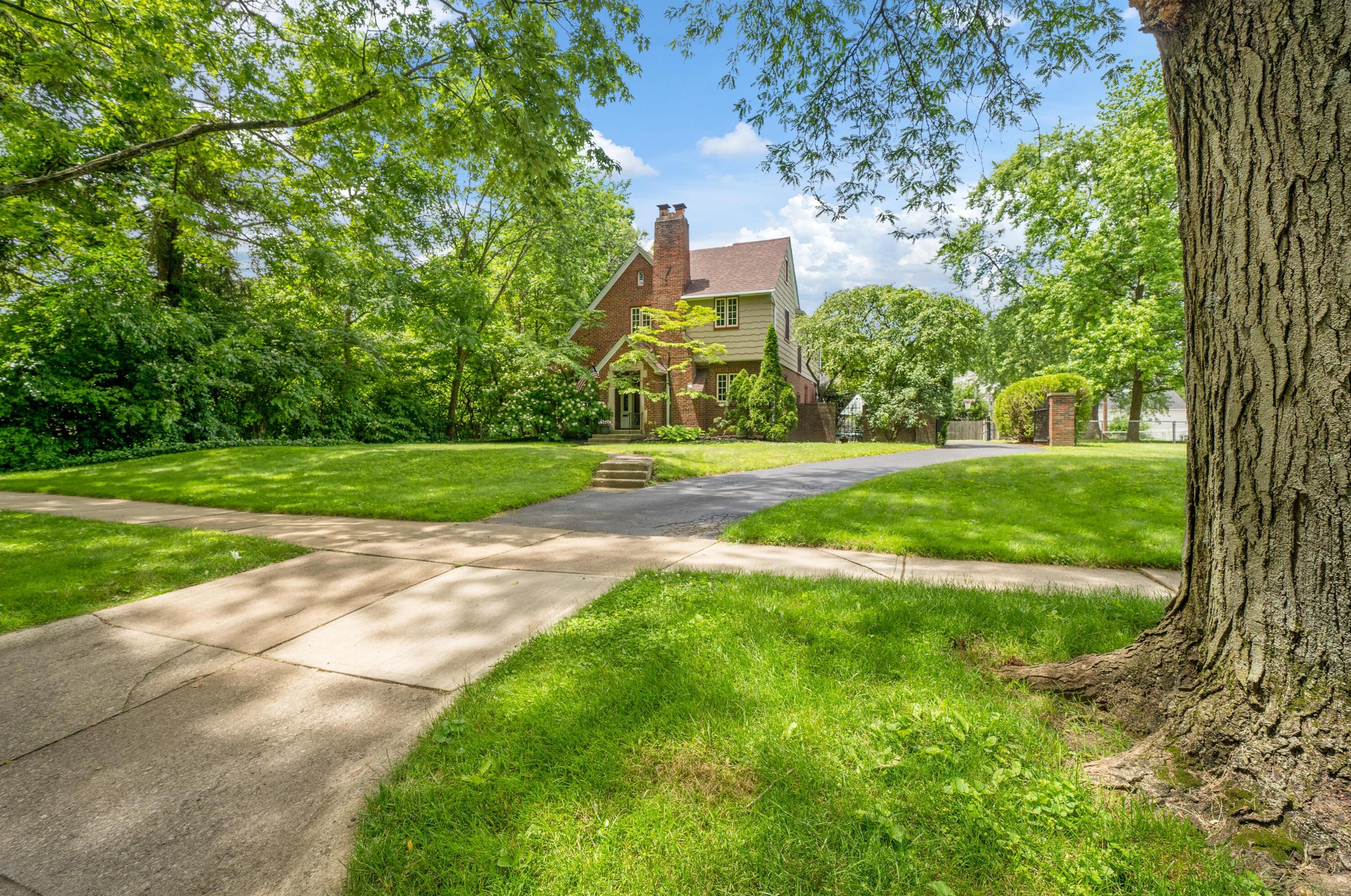 89 Cassingham Rd, Columbus, OH 43209-1459