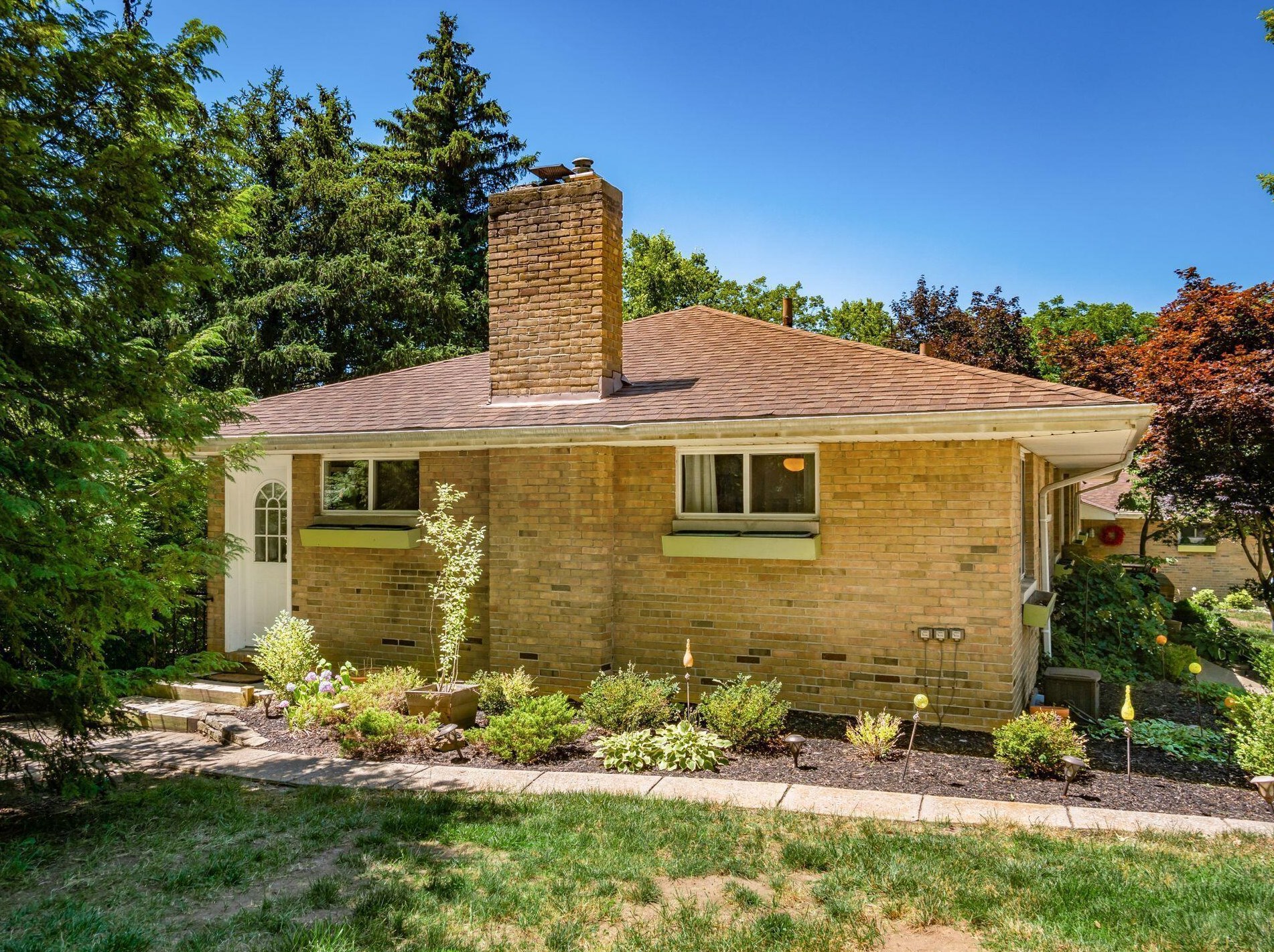 2623 Charing Rd, Columbus OH  43221-3627 exterior