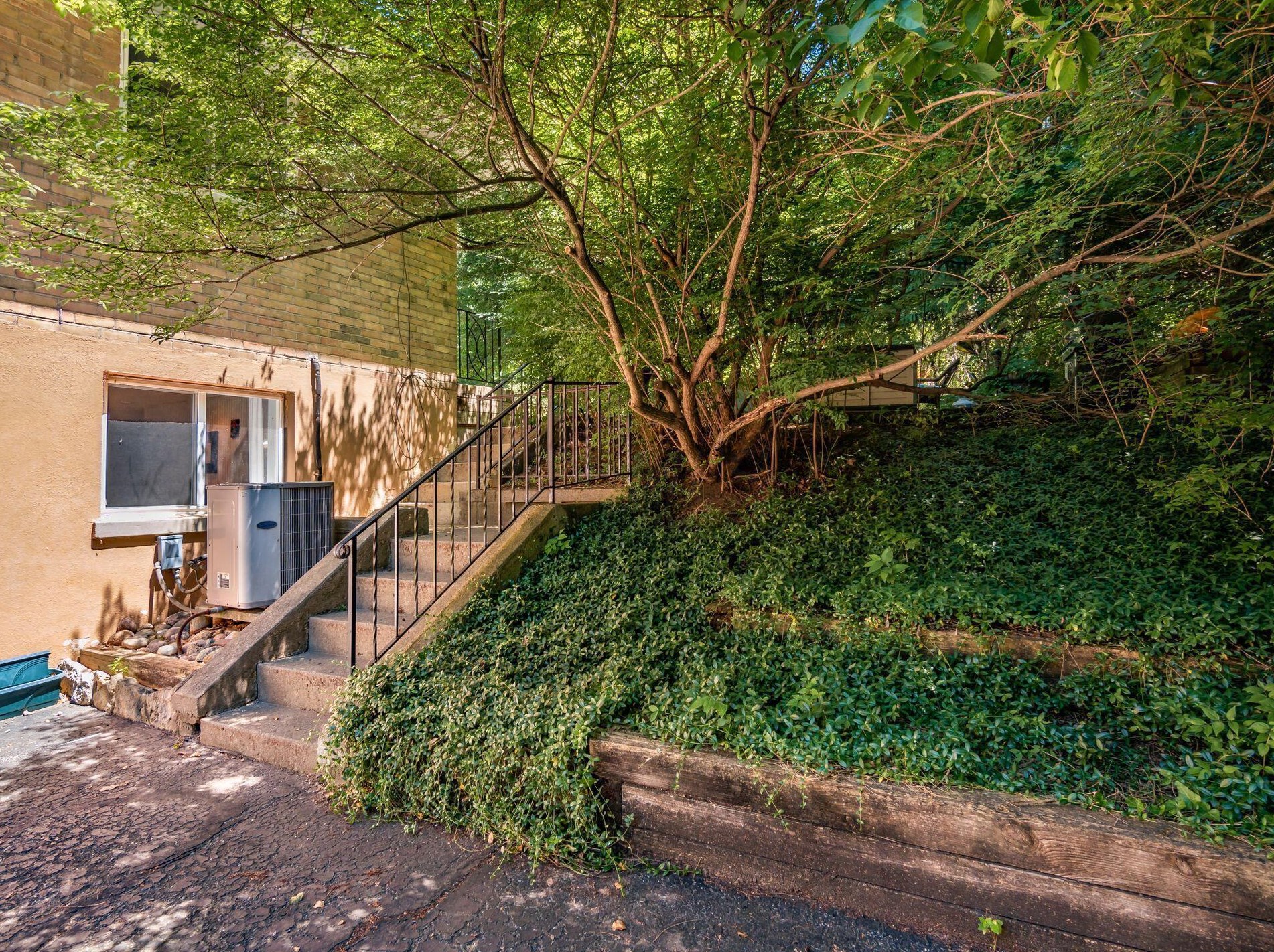 2623 Charing Rd, Columbus OH  43221-3627 exterior