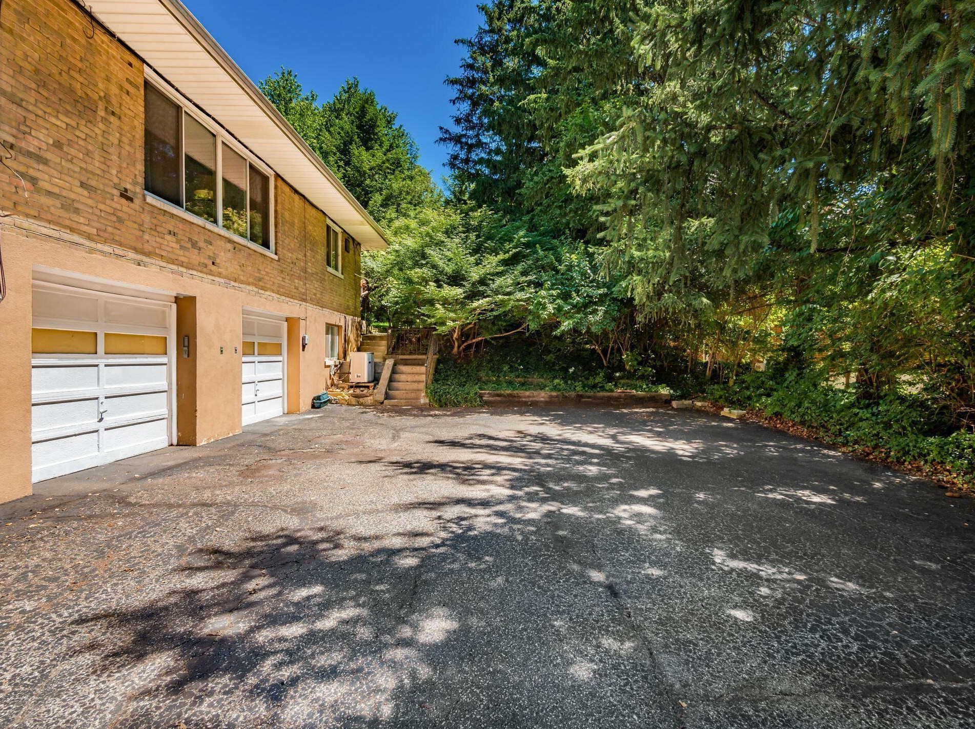 2623 Charing Rd, Columbus OH  43221-3627 exterior