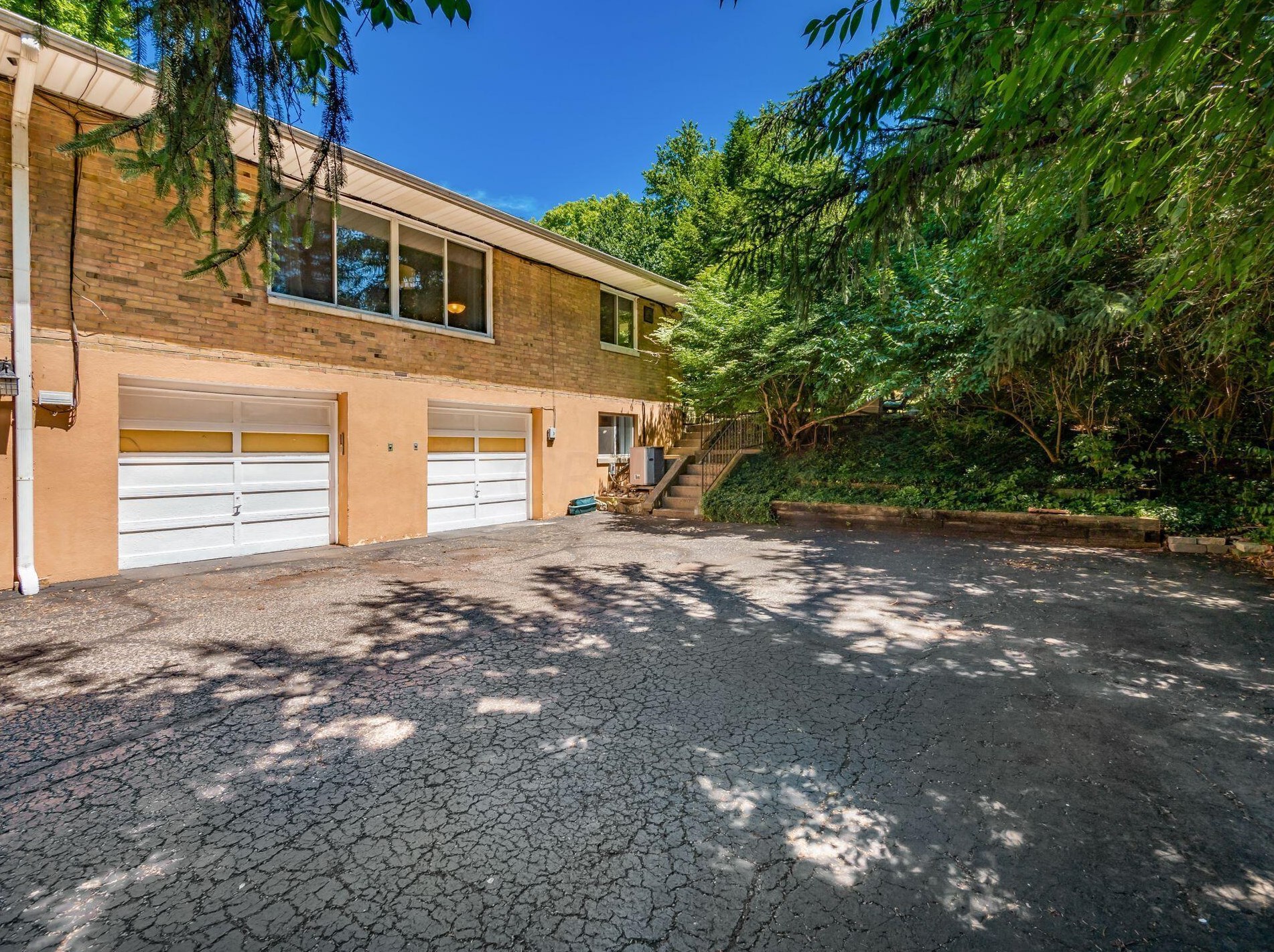 2623 Charing Rd, Columbus OH  43221-3627 exterior