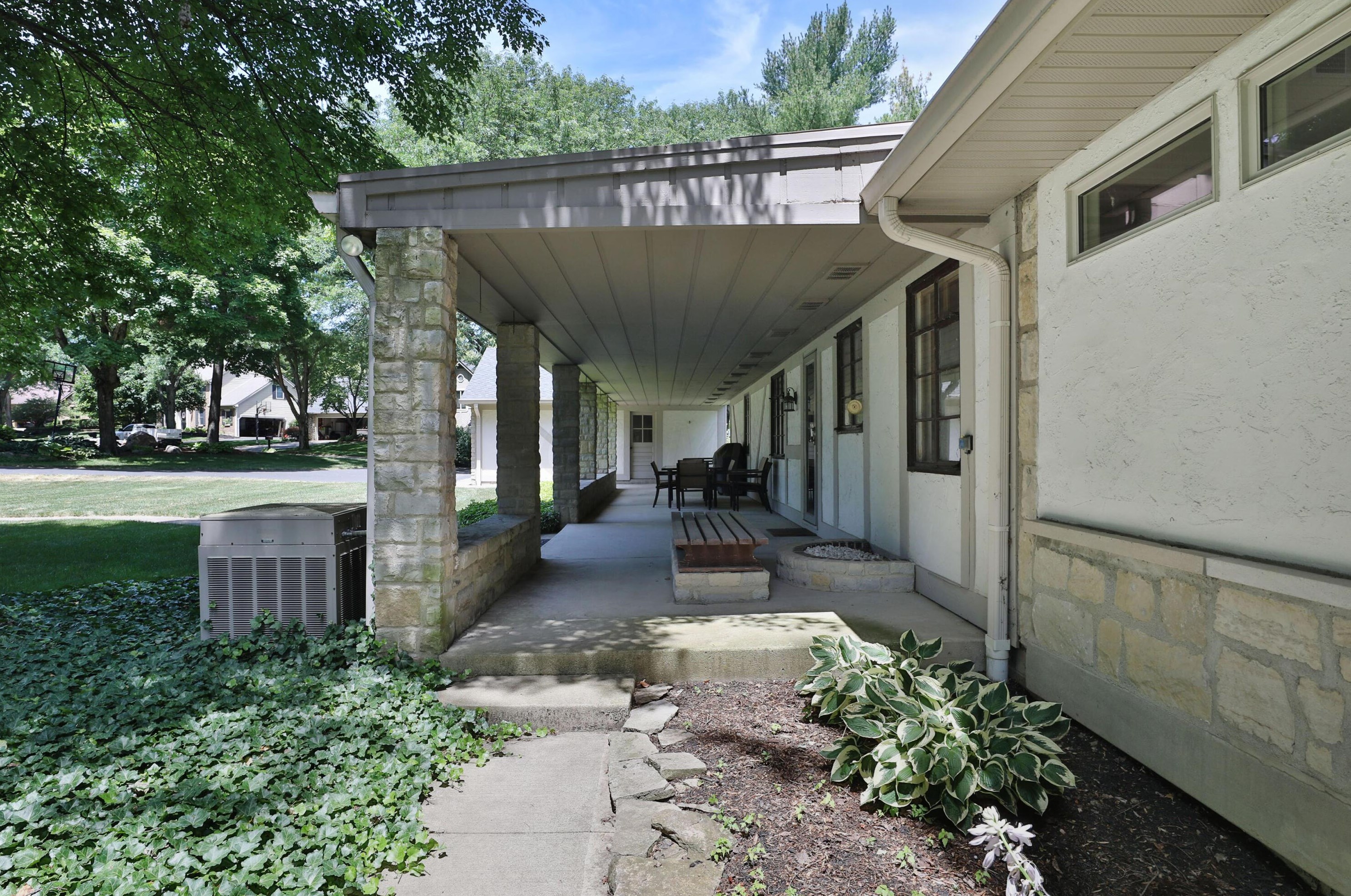 7125 Olentangy River Rd, Columbus OH 43235-3439 exterior