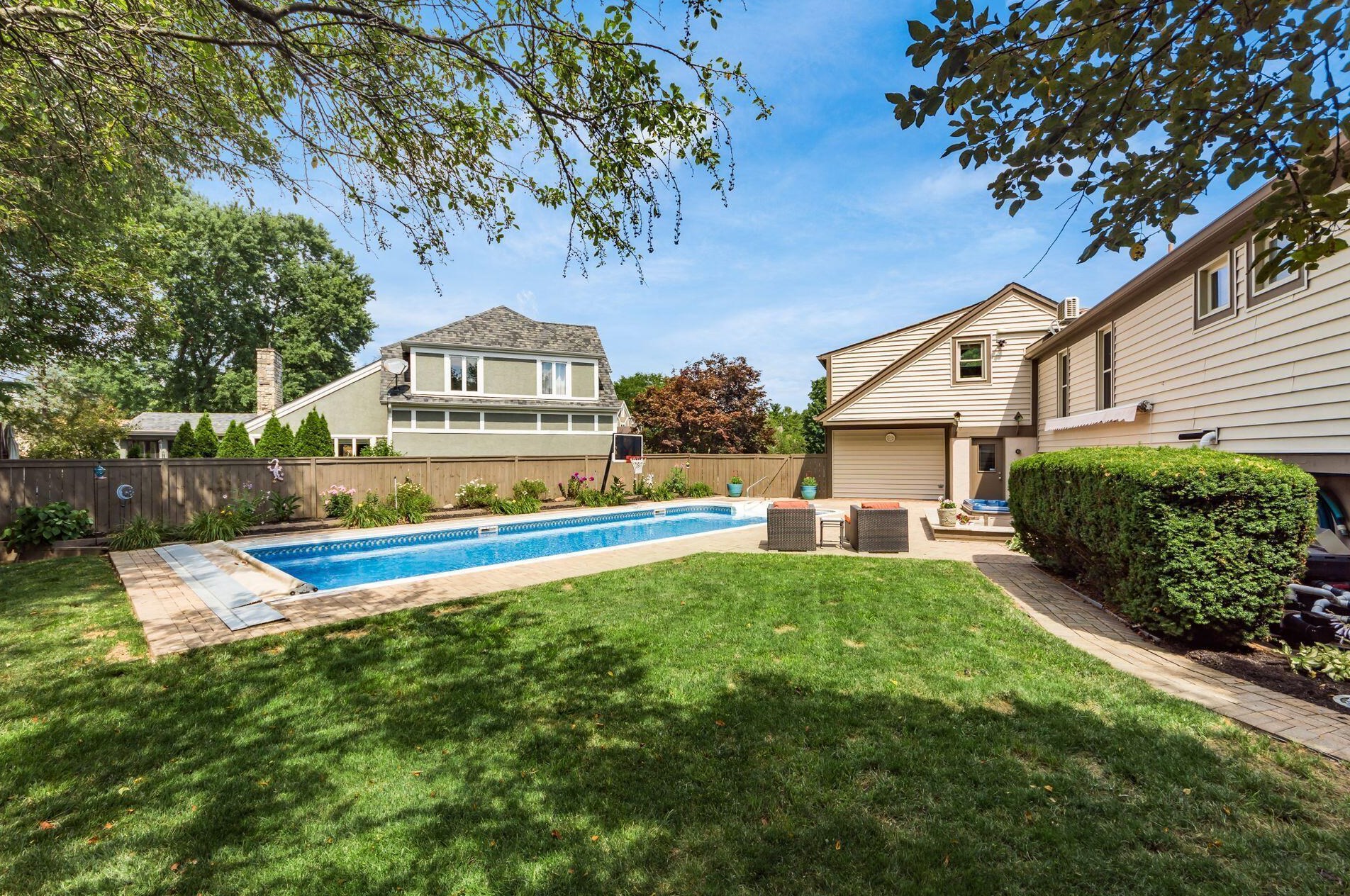 872 Pipestone Dr, Columbus OH 43235-1752 exterior