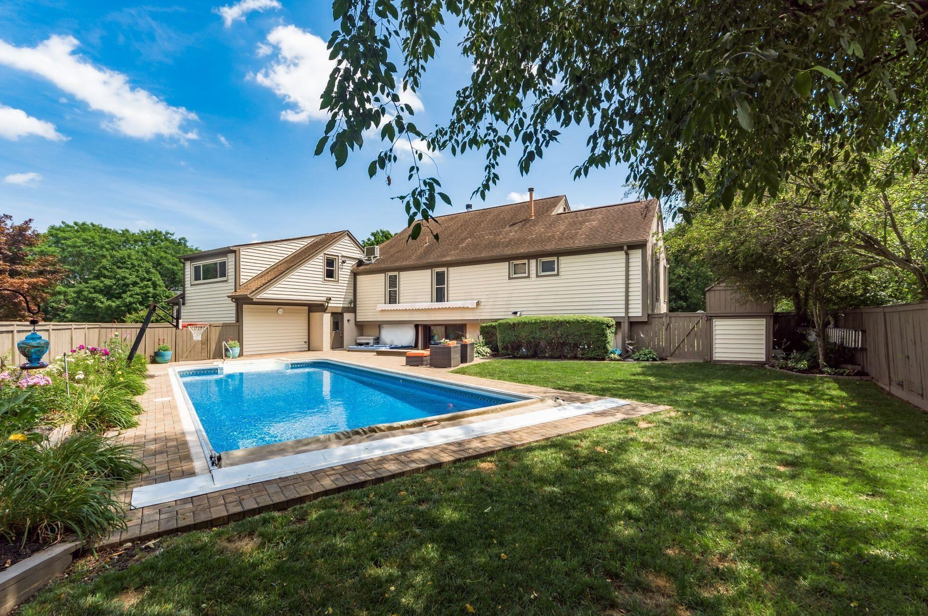 872 Pipestone Dr, Columbus OH 43235-1752 exterior