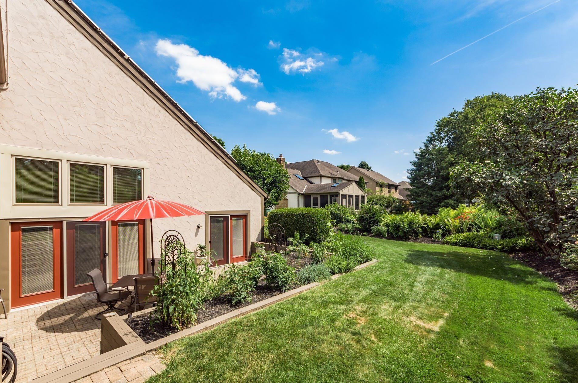 872 Pipestone Dr, Columbus OH 43235-1752 exterior