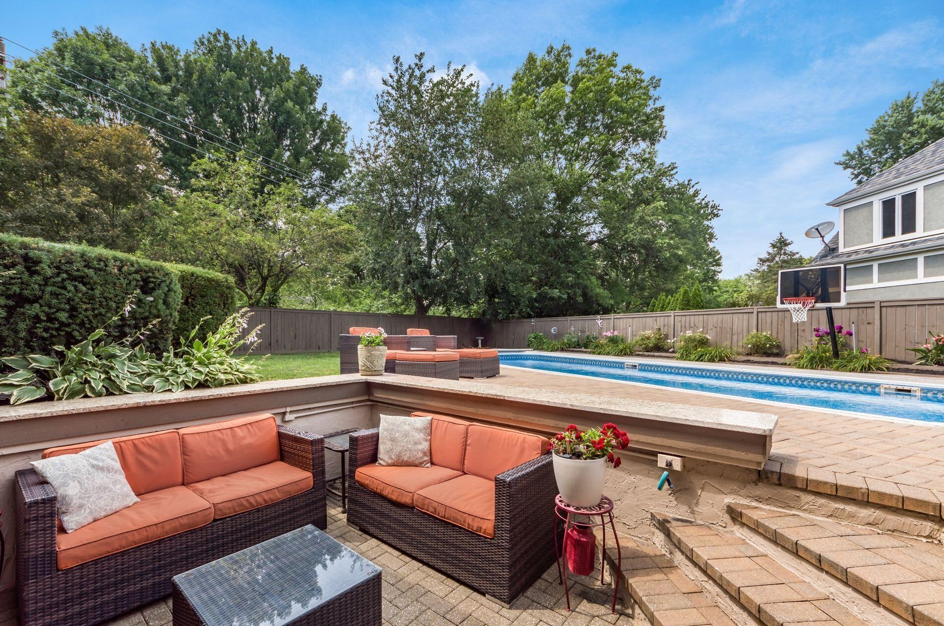 872 Pipestone Dr, Columbus OH 43235-1752 exterior